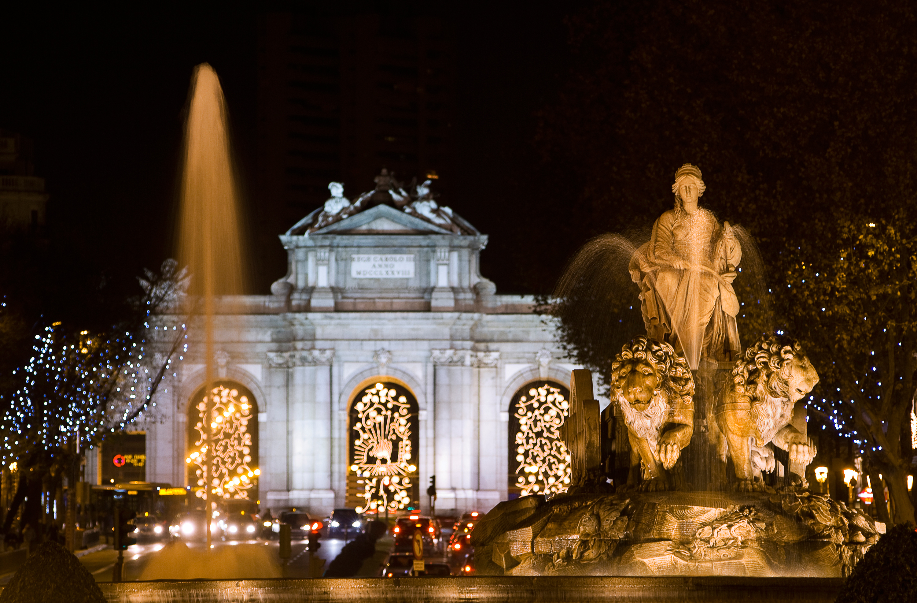 La estatua de la Cibeles y la Puerta de Alcal, iluminadas.