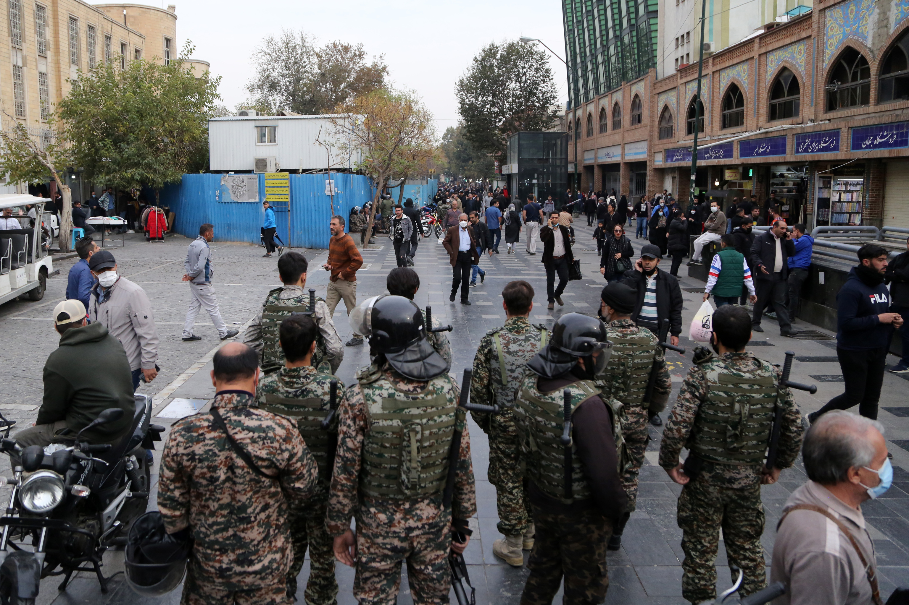Policas iranes patrullan en el centro de Tehern.
