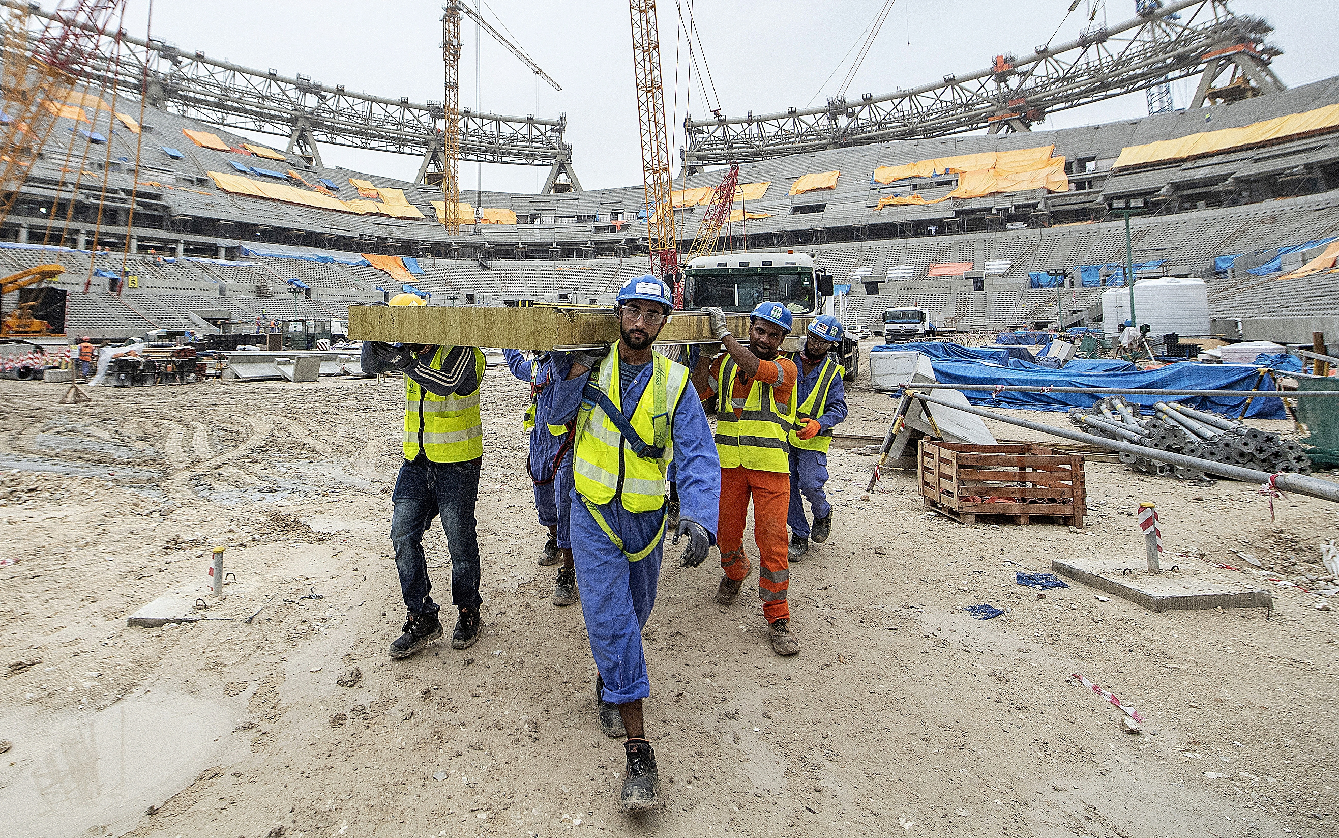 Un grupo de operarios trabajan en la construccin del estadio de Lusail.
