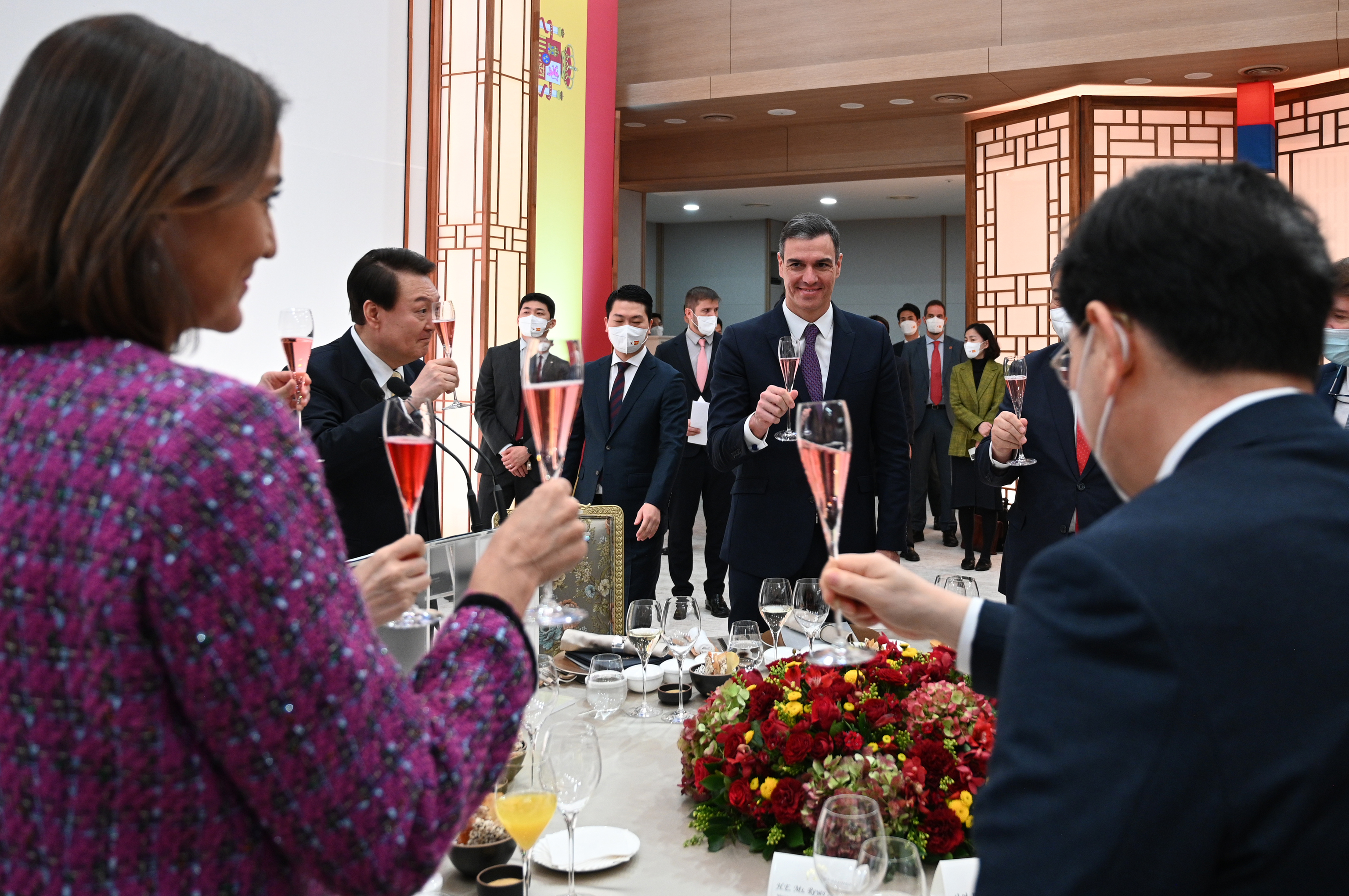 El presidente del Gobierno espaol, Pedro Snchez; (c) y la ministra de Industria, Reyes Maroto (i) durante el almuerzo oficial con el presidente surcoreano, Yoon Suk-yeol (2i) en la Casa Azul.