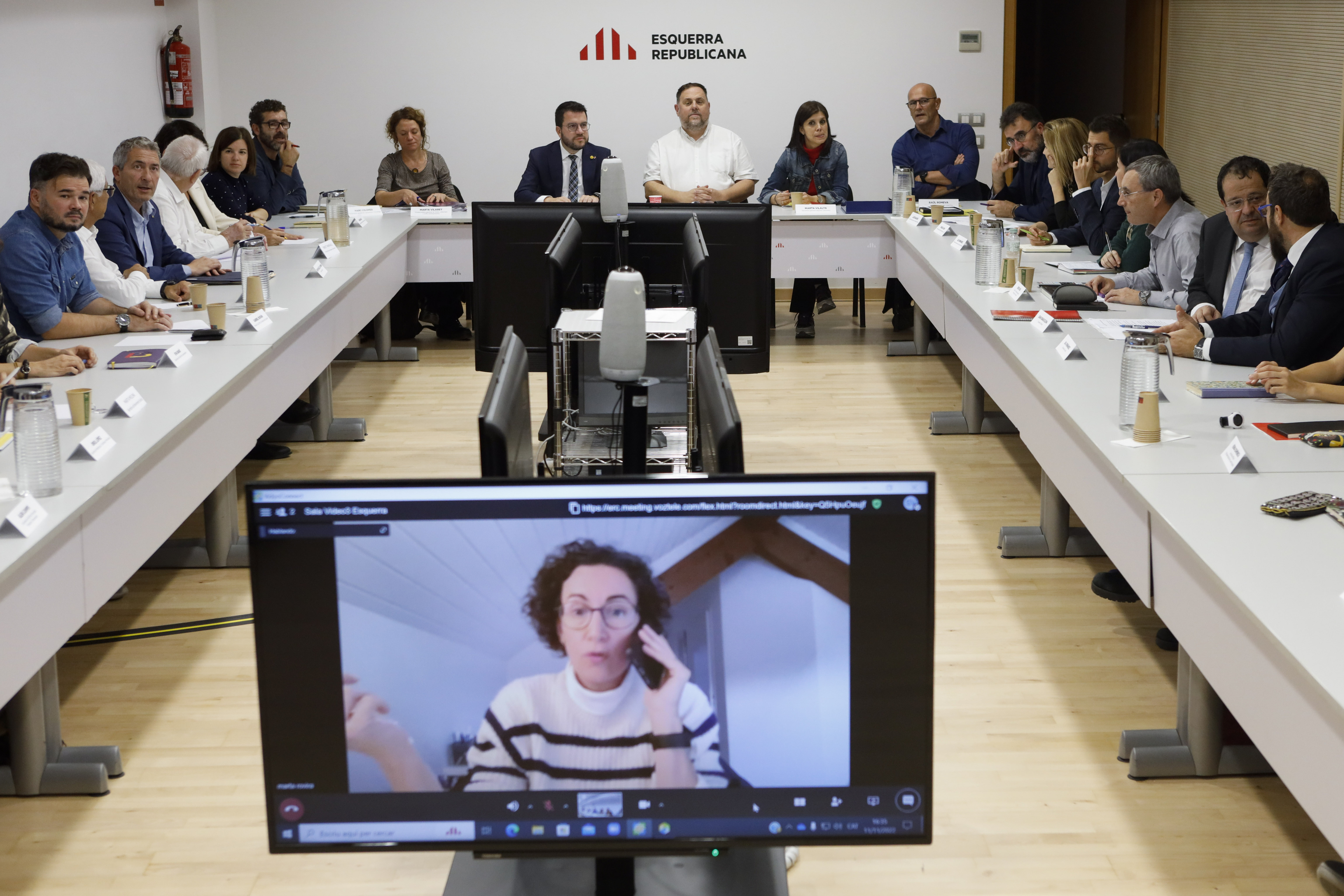 La direccin de ERC con Pere Aragons, Oriol Junqueras, y Marta Rovira (en pantalla).