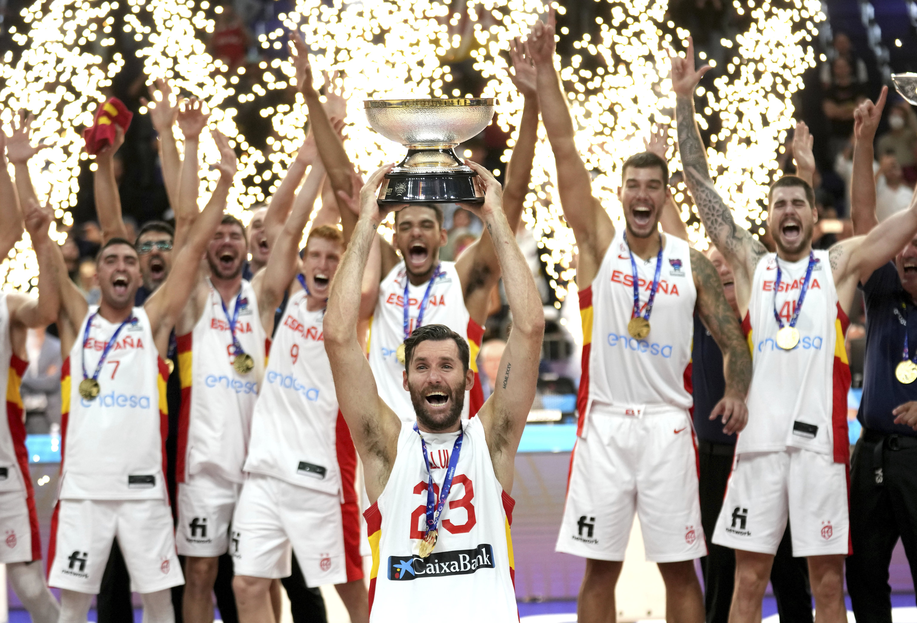 Rudy Fernndez levanta la copa del ltimo Eurobasket ganado por Espaa.
