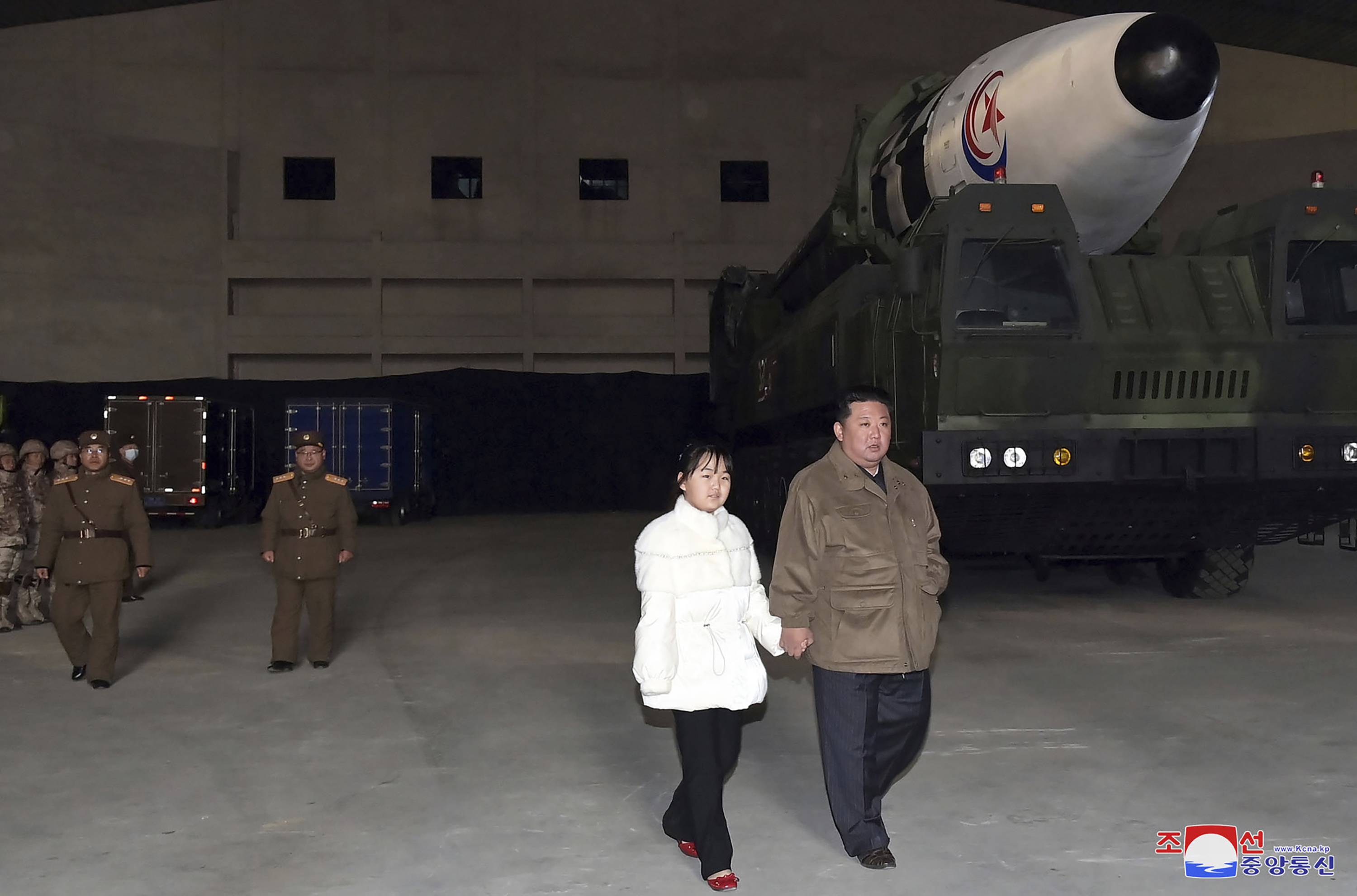 Kim Jong-Un supervisa el lanzamiento con su hija Ju-ae.