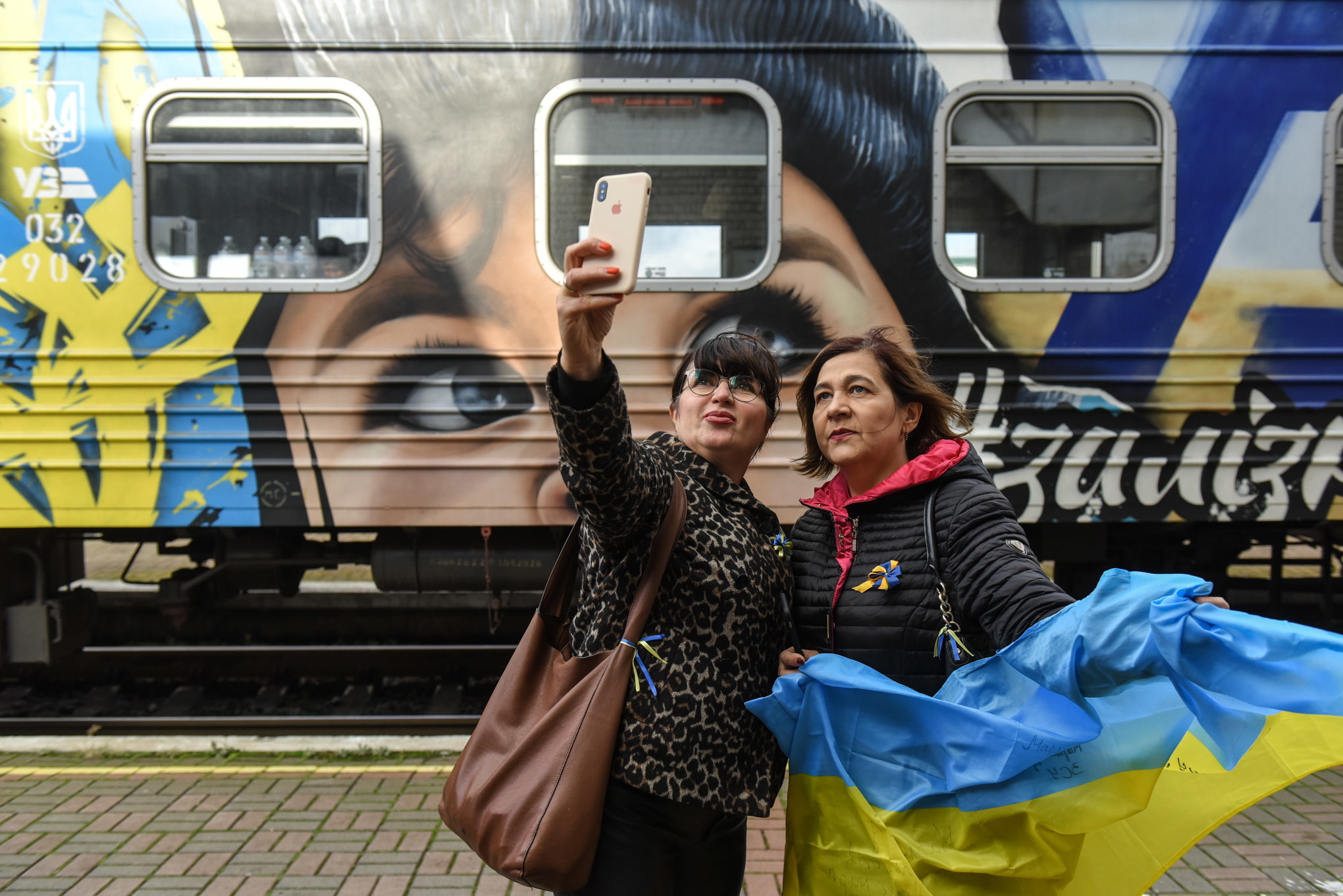 Dos mujeres se fotografían ante el tren en Jersón