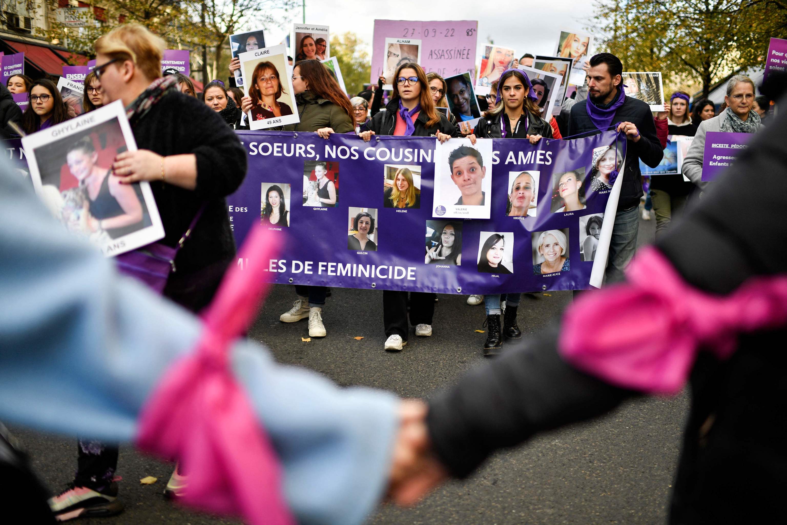 Imágenes de mujeres asesinadas, durante la protesta en París