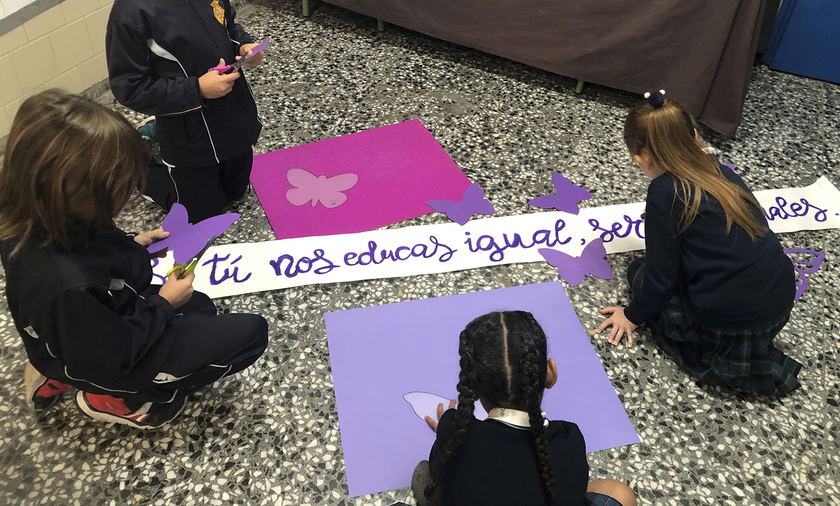 Alumnas del colegio Lope, realizando las mariposas en homenaje a Nerea y Martina, asesinadas por su padre en 2018.