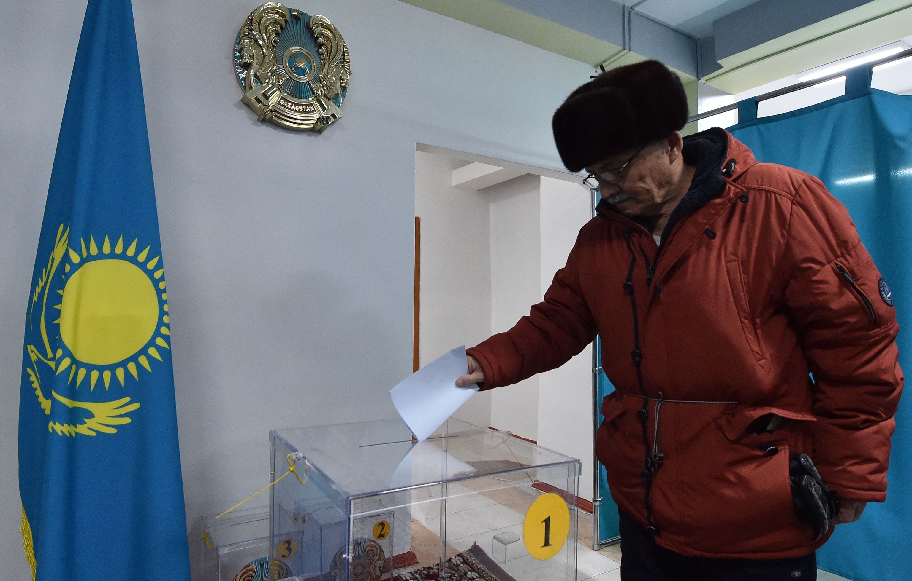Un hombre vota en las e.lecciones presidenciales de Kazajist