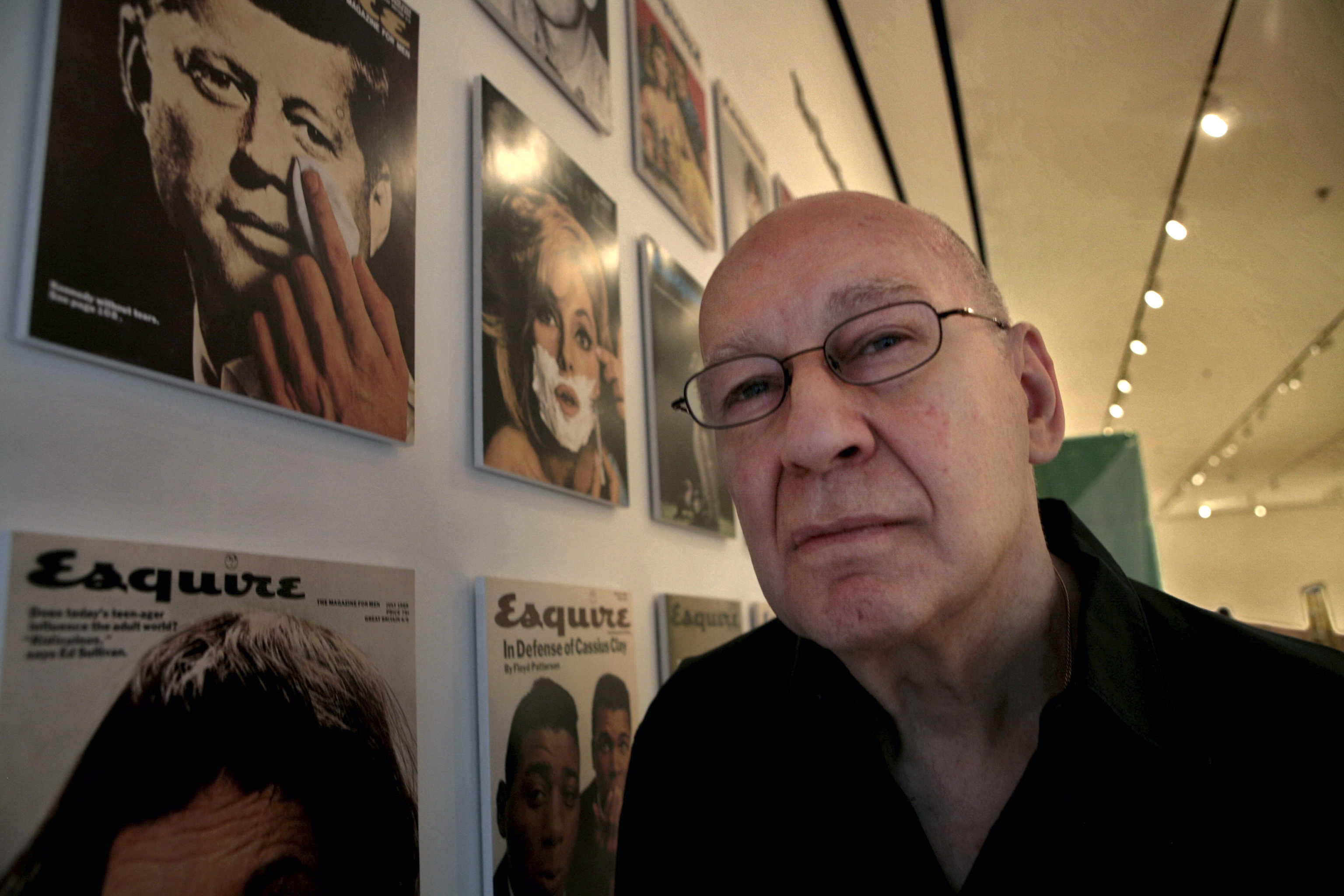 George Lois con varias de sus portadas en 2008.
