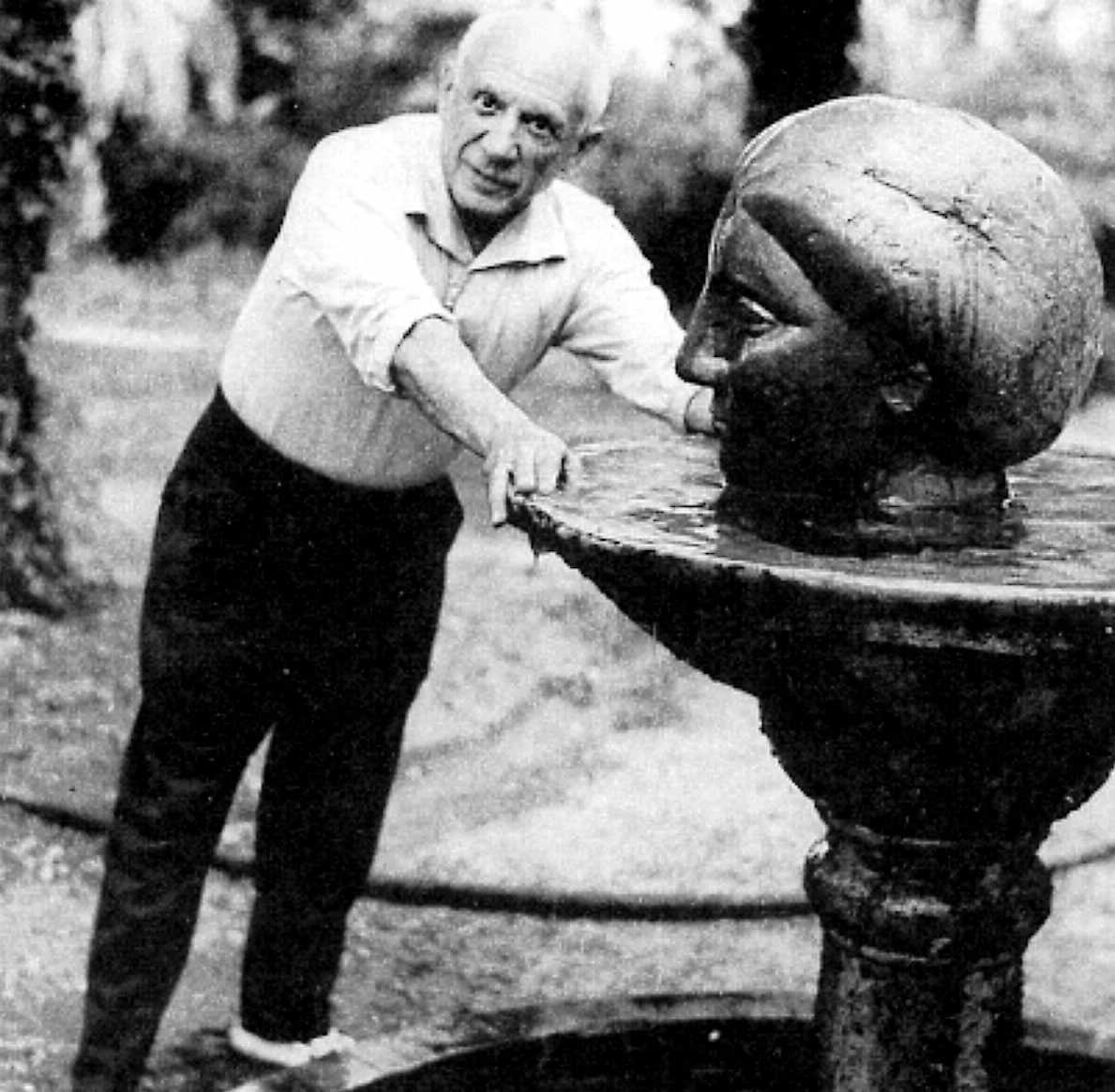 Picasso, en el jardn de La Californie con la escultura 'Cabeza de mujer'.