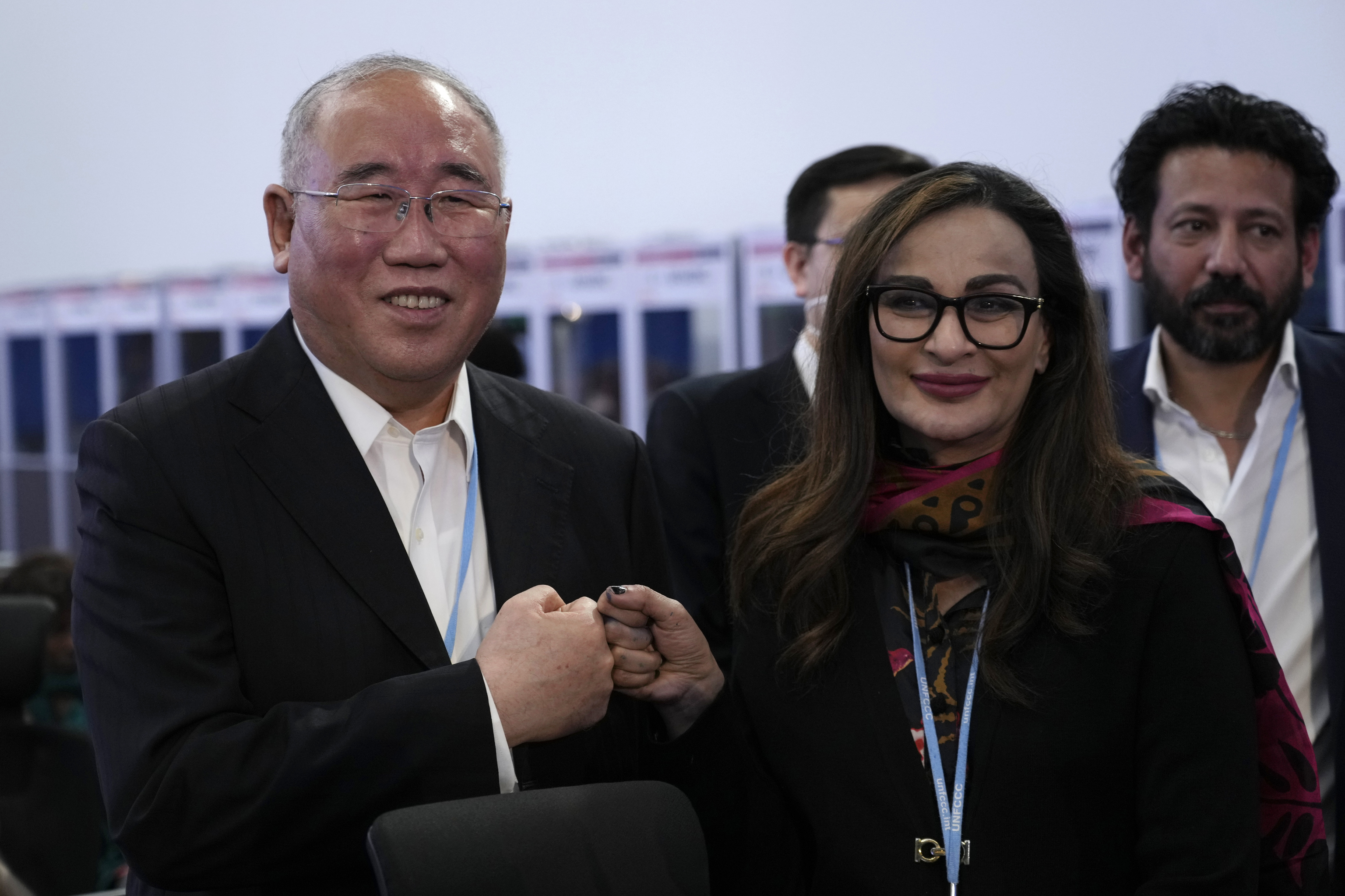 Xie Zhenhua, enviado para el clima de China, con Sherry Rehman, ministra de cambio climático de Pakistán