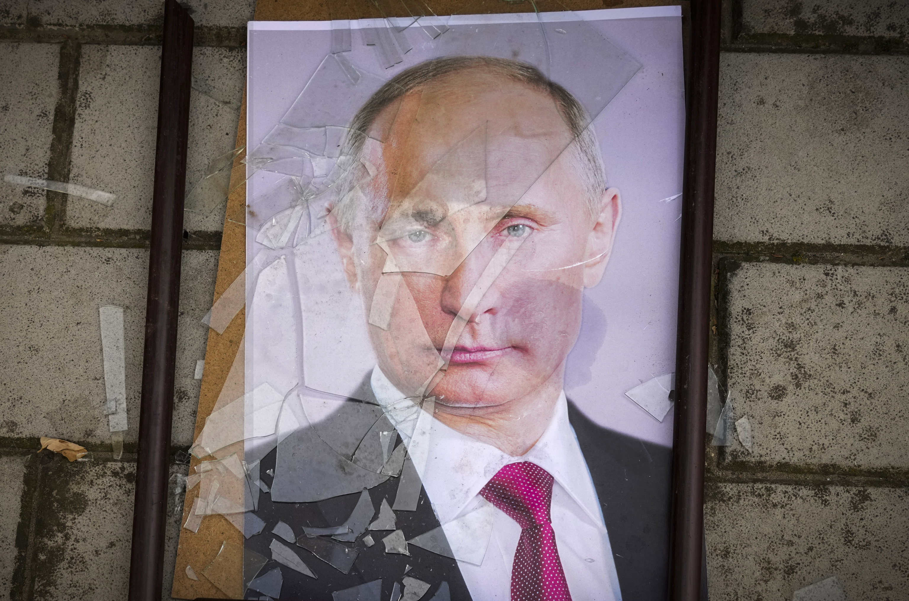 Un retrato roto de Putin, sobre el suelo de una calle en Jers