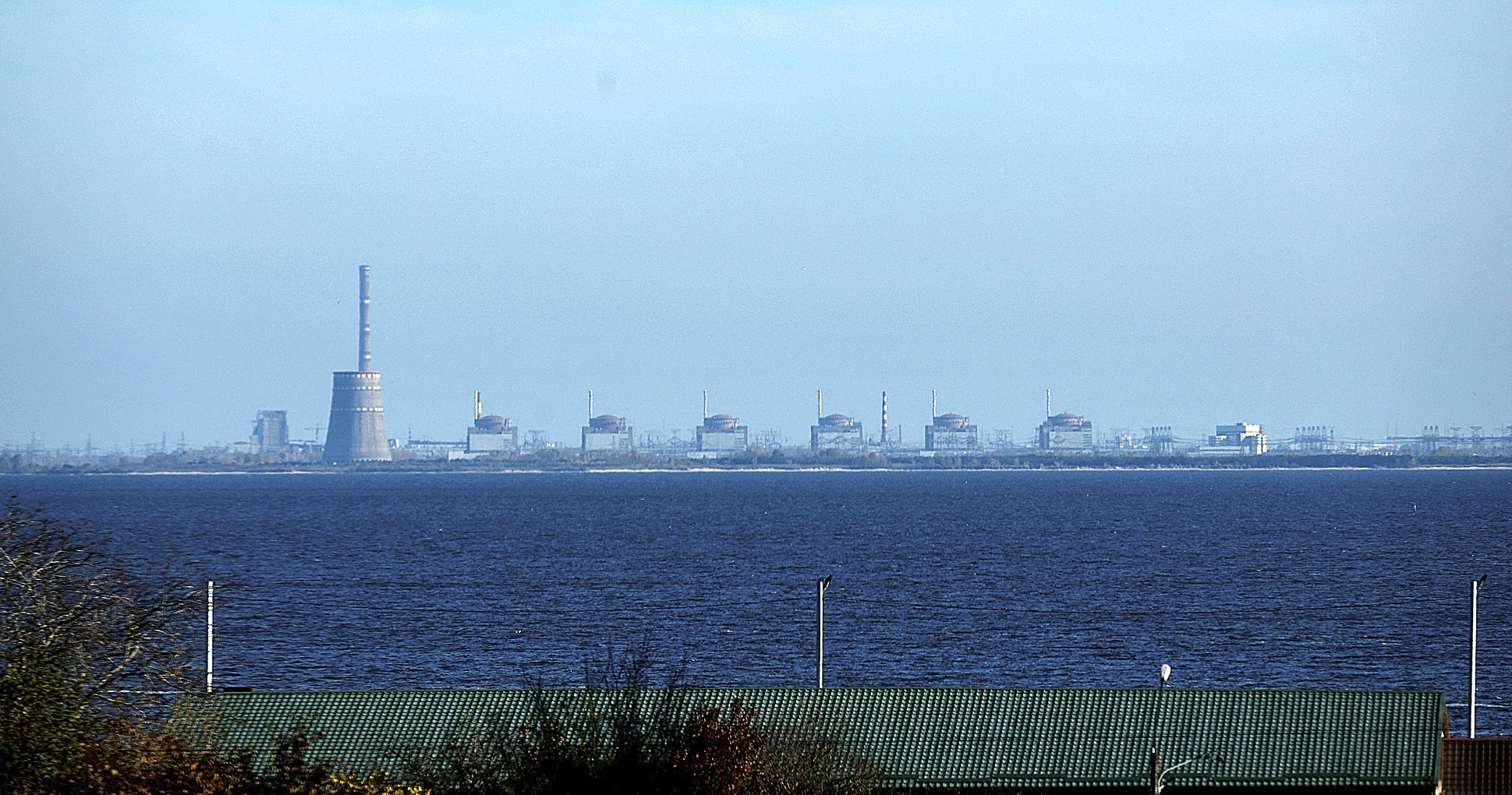 La central nuclear de Zaporiyia, vista desde la ciudad de Nikopol.