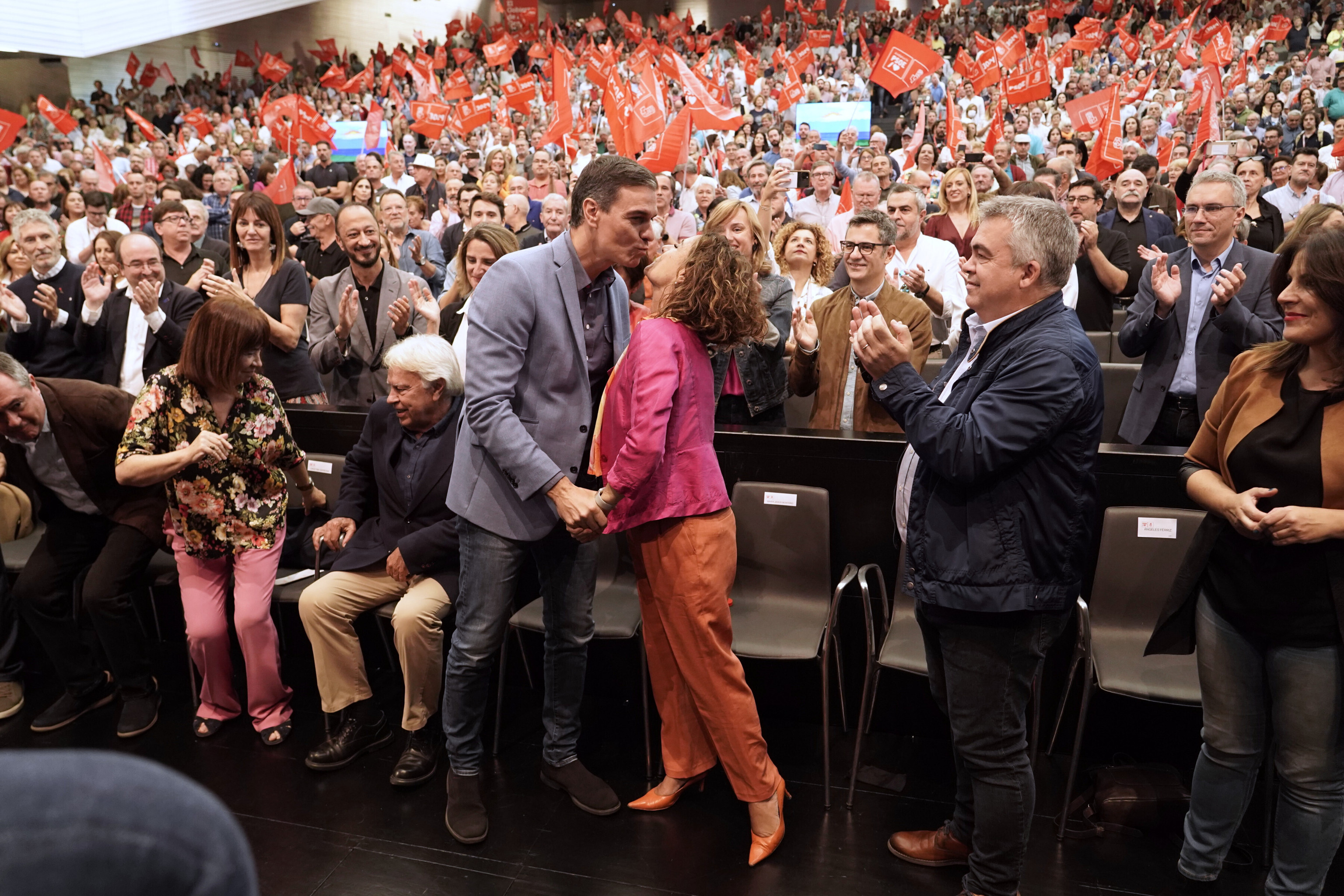 El presidente del Gobierno, Pedro Snchez, y la ministra de Hacienda, Mara Jess Montero el pasado da 29 en el 40 Aniversario de la victoria socialista en las elecciones generales.