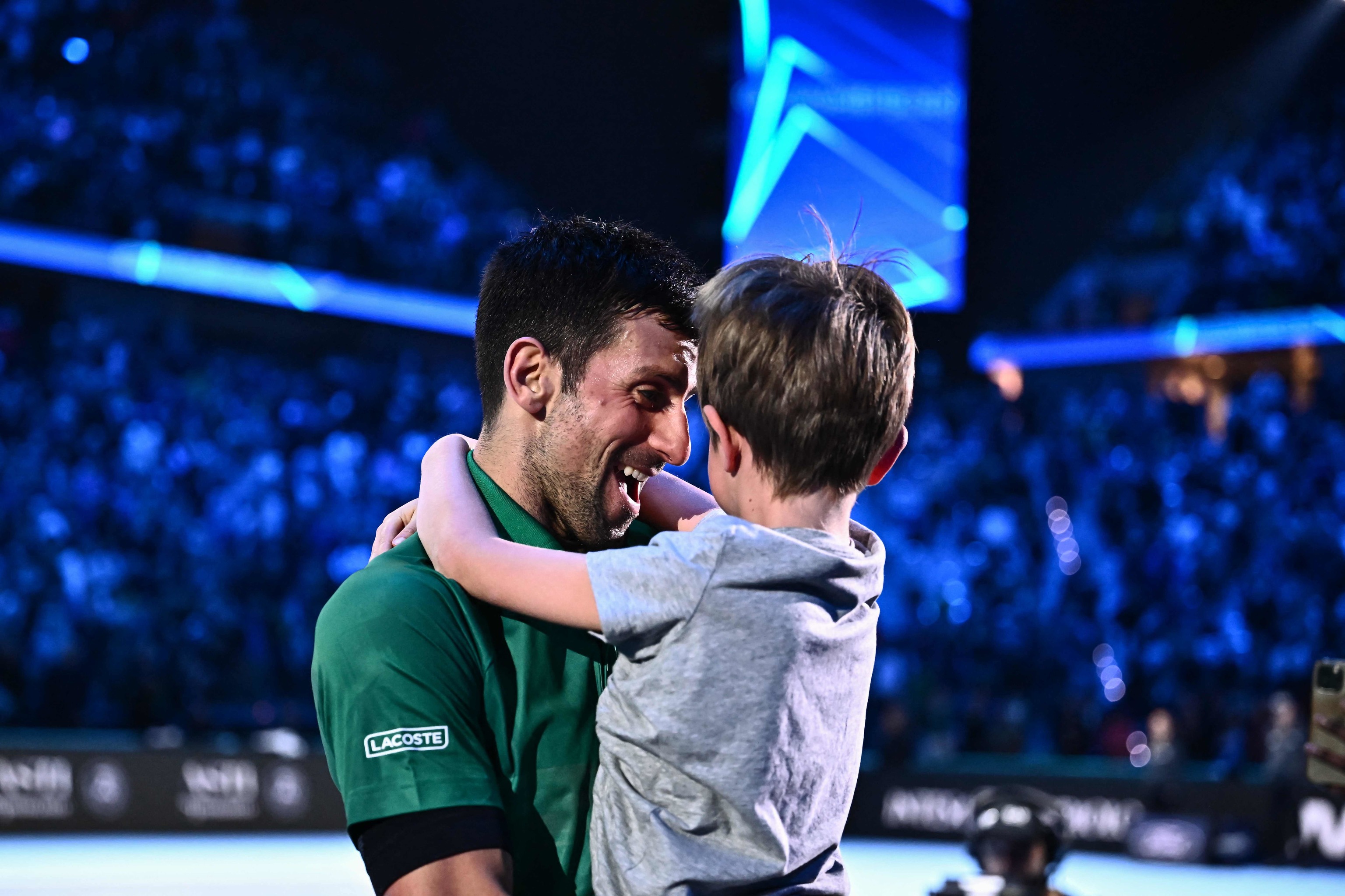 Djokovic celebra su victoria con su hijo.
