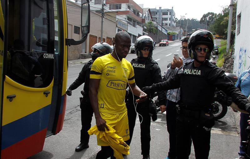 Enner Valencia custodiado por la Polica en 2016 tras el incidente por la pensin alimenticia.
