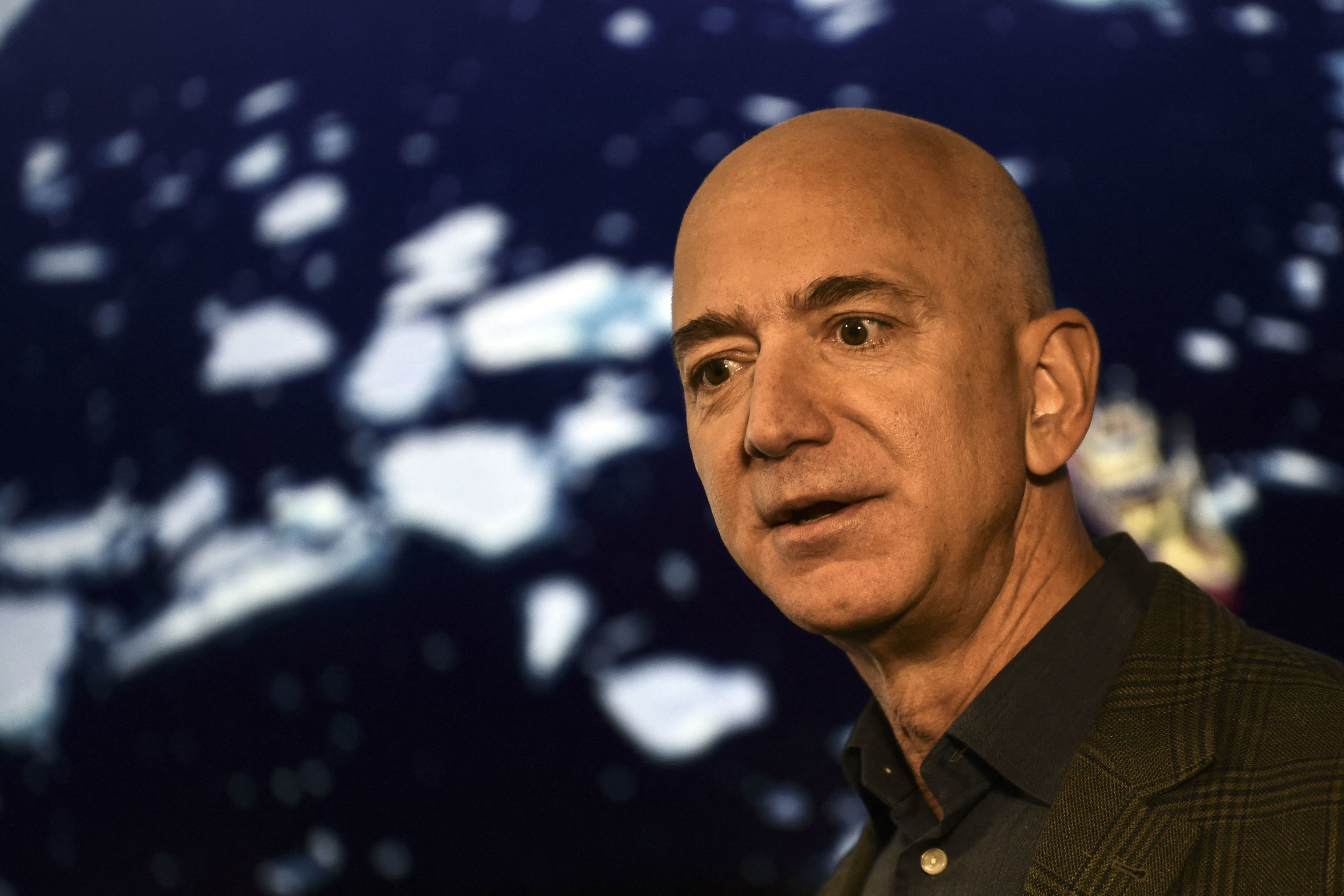Jeff Bezos aconseja no comprarse televisores o coches ante una posible recesión