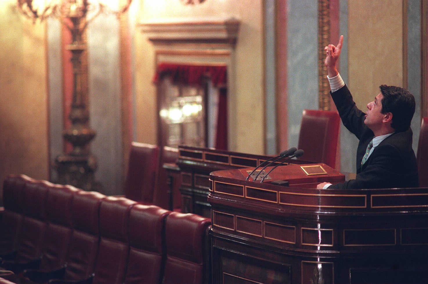 Federico Trillo, en el asiento del presidente del Congreso de los Diputados en 1996.
