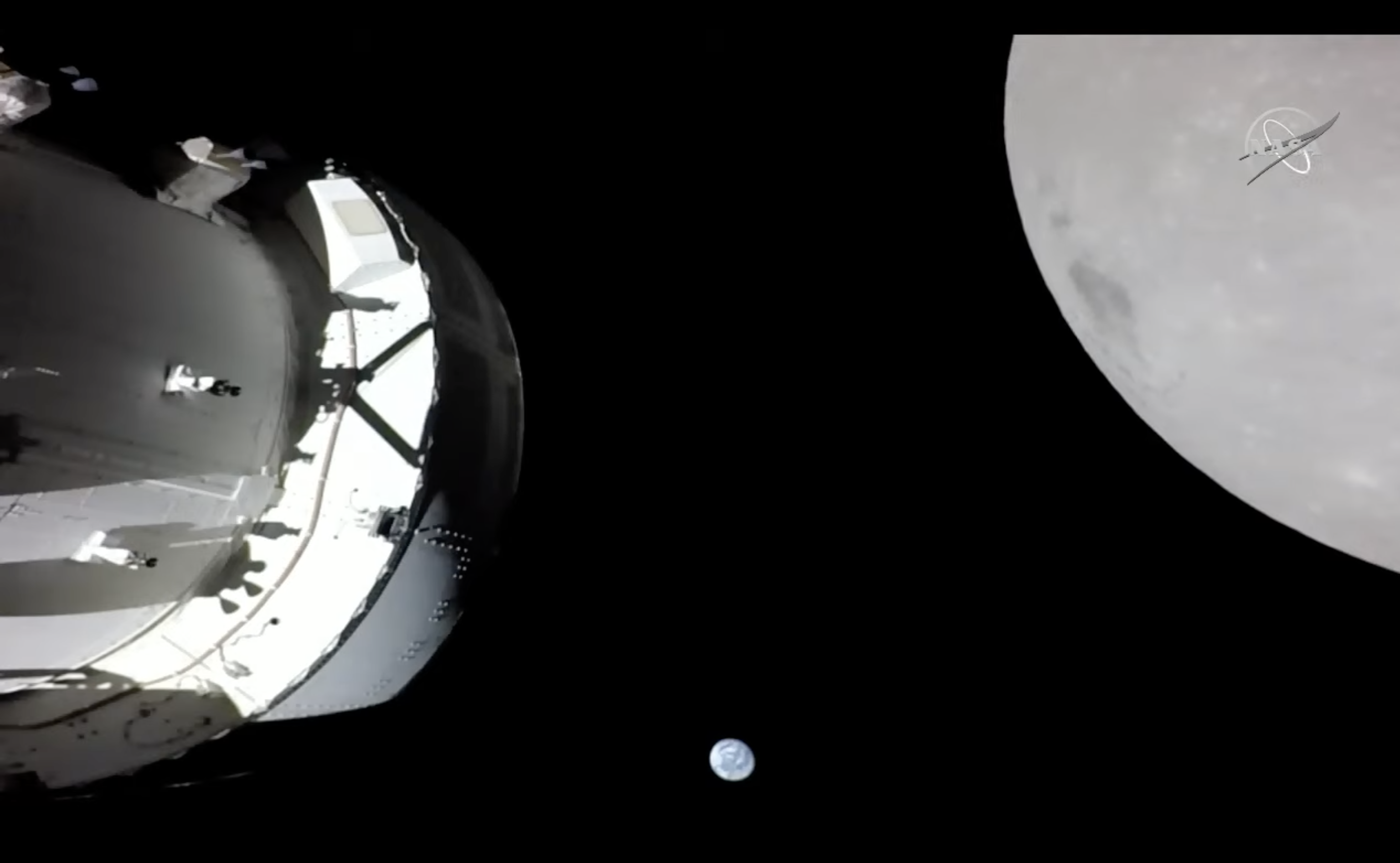 La nave Orión, a la izquierda durante su acercamiento a la Luna (derecha) con la Tierra al fondo