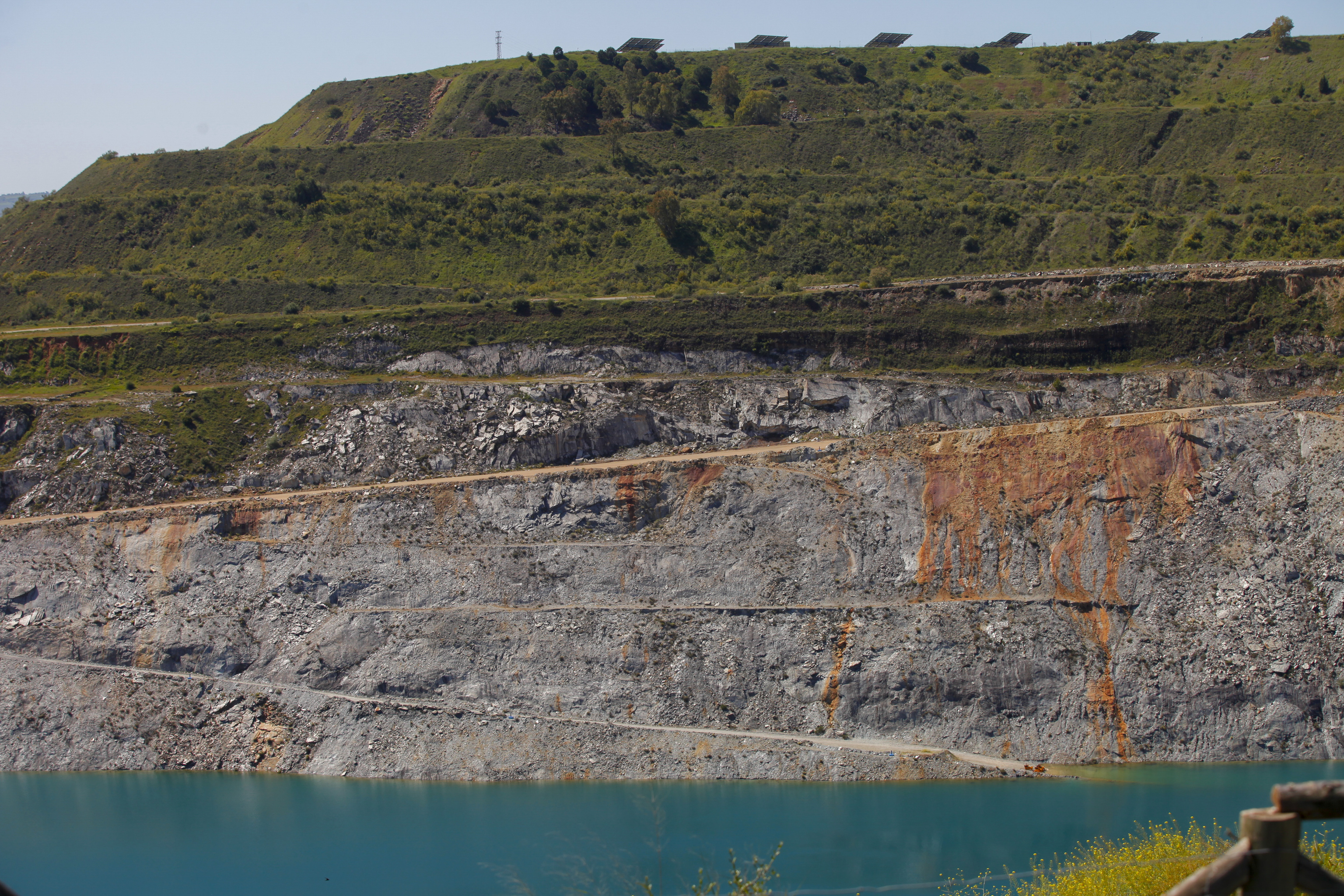 Vista de la antigua corta minera del yacimiento de Aznalc
