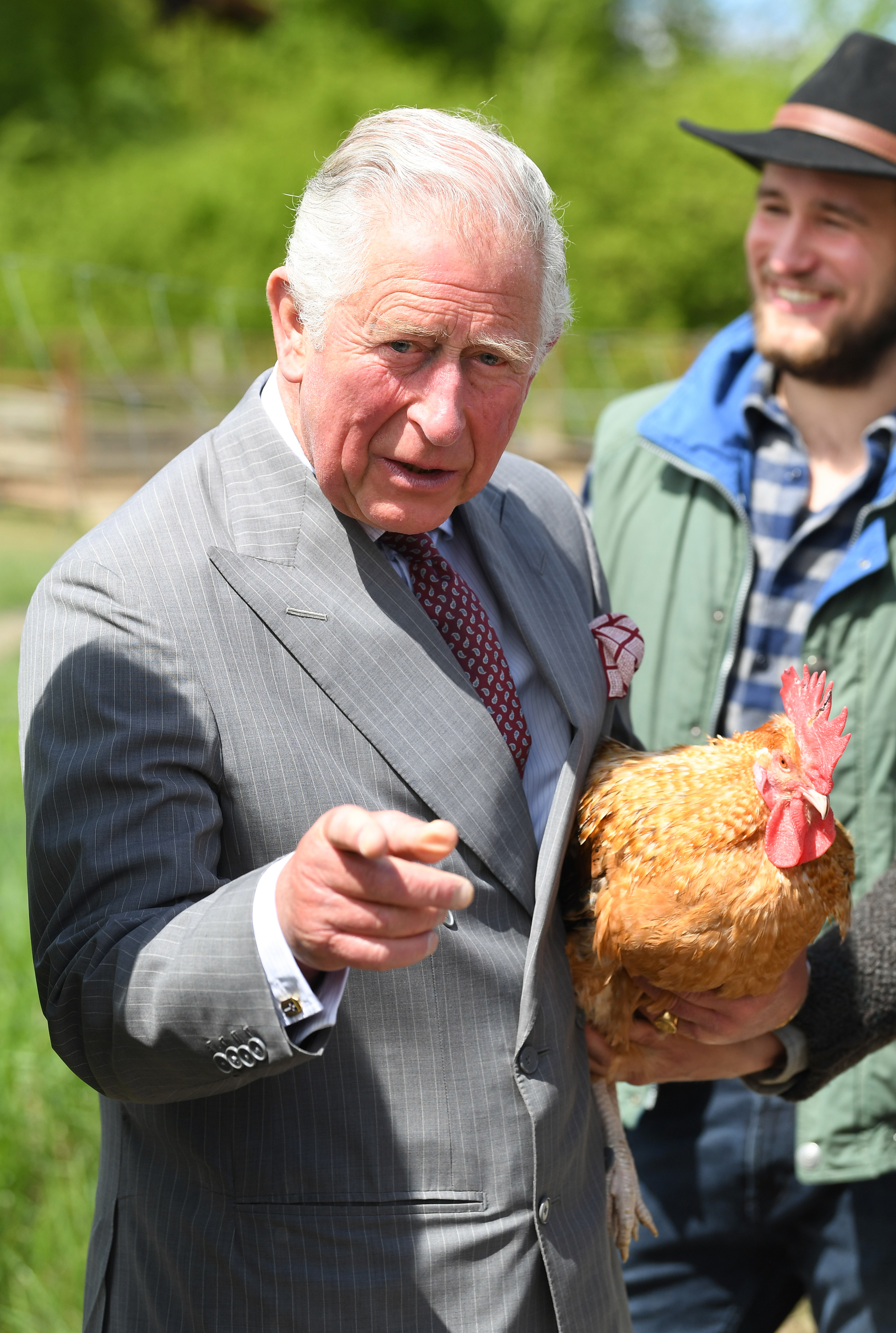 Carlos III con una gallina.