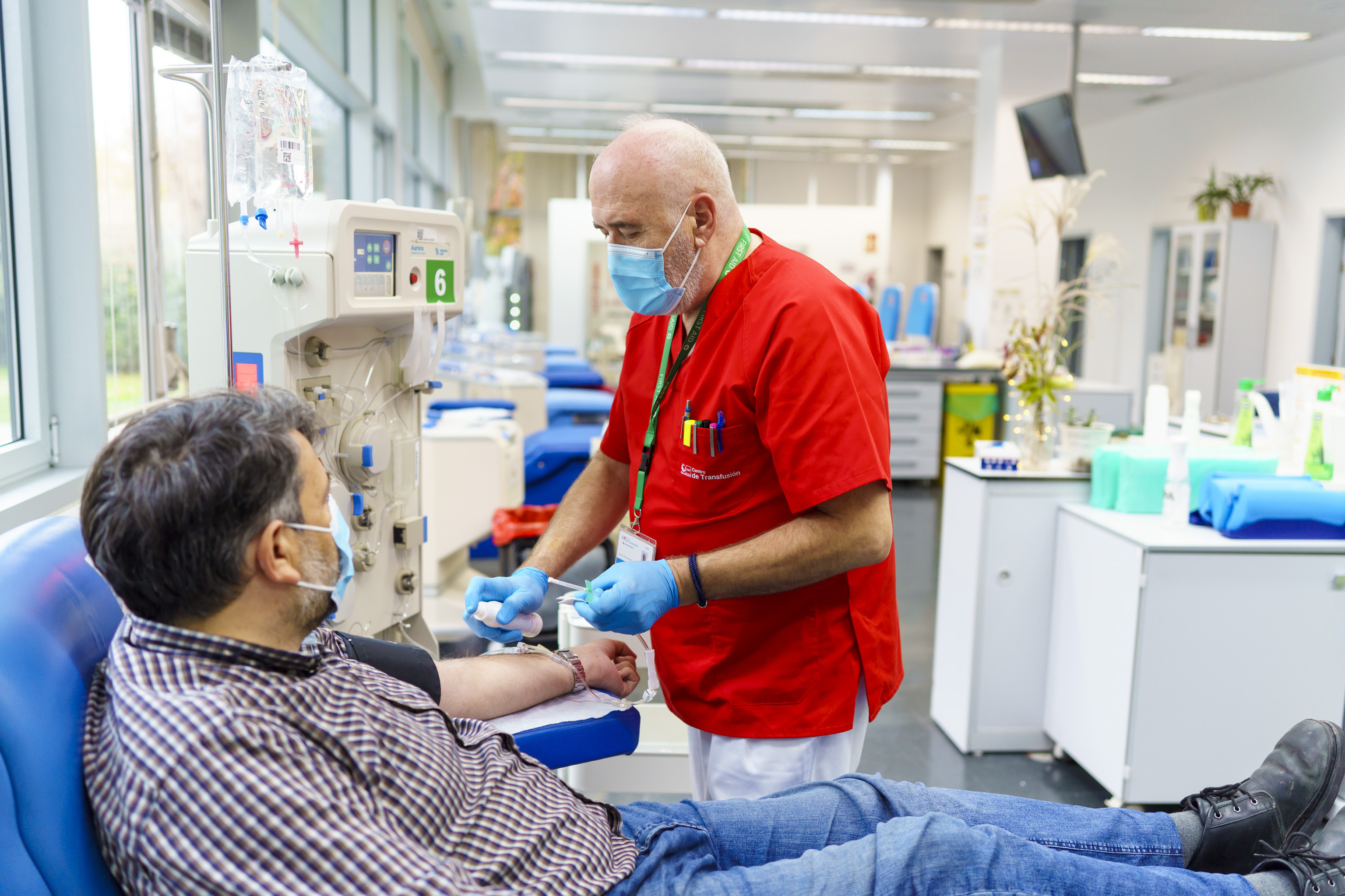 Donación de plasma en el Centro de Transfusiones de la Comunidad de Madrid situado en Vicálvaro.