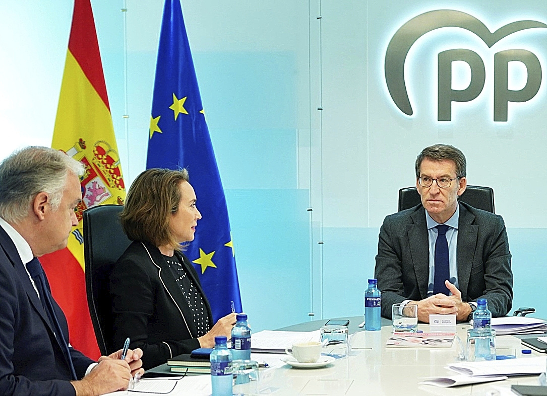 Alberto Núñez Feijóo, junto a Cuca Gamarra y Elías Bendodo, ayer en el Comité de Dirección del PP.