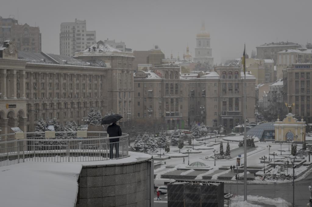 Un hombre observa la Plaza de la Independencia (Maidan) en Kiev,