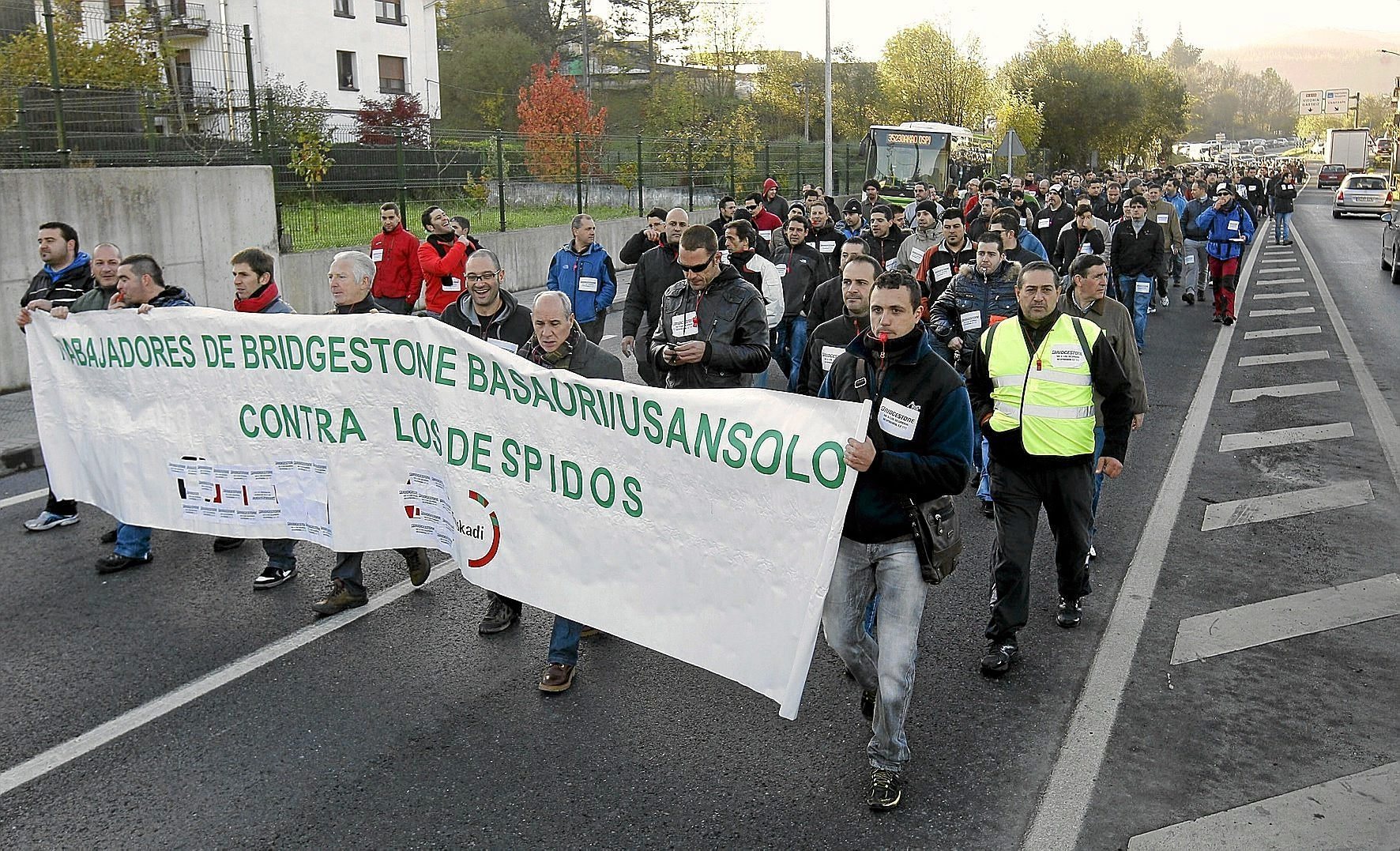 Trabajadores de la planta de Basauri de Bridgestone participan en una de las protestas por ajustes de plantilla en 2012.