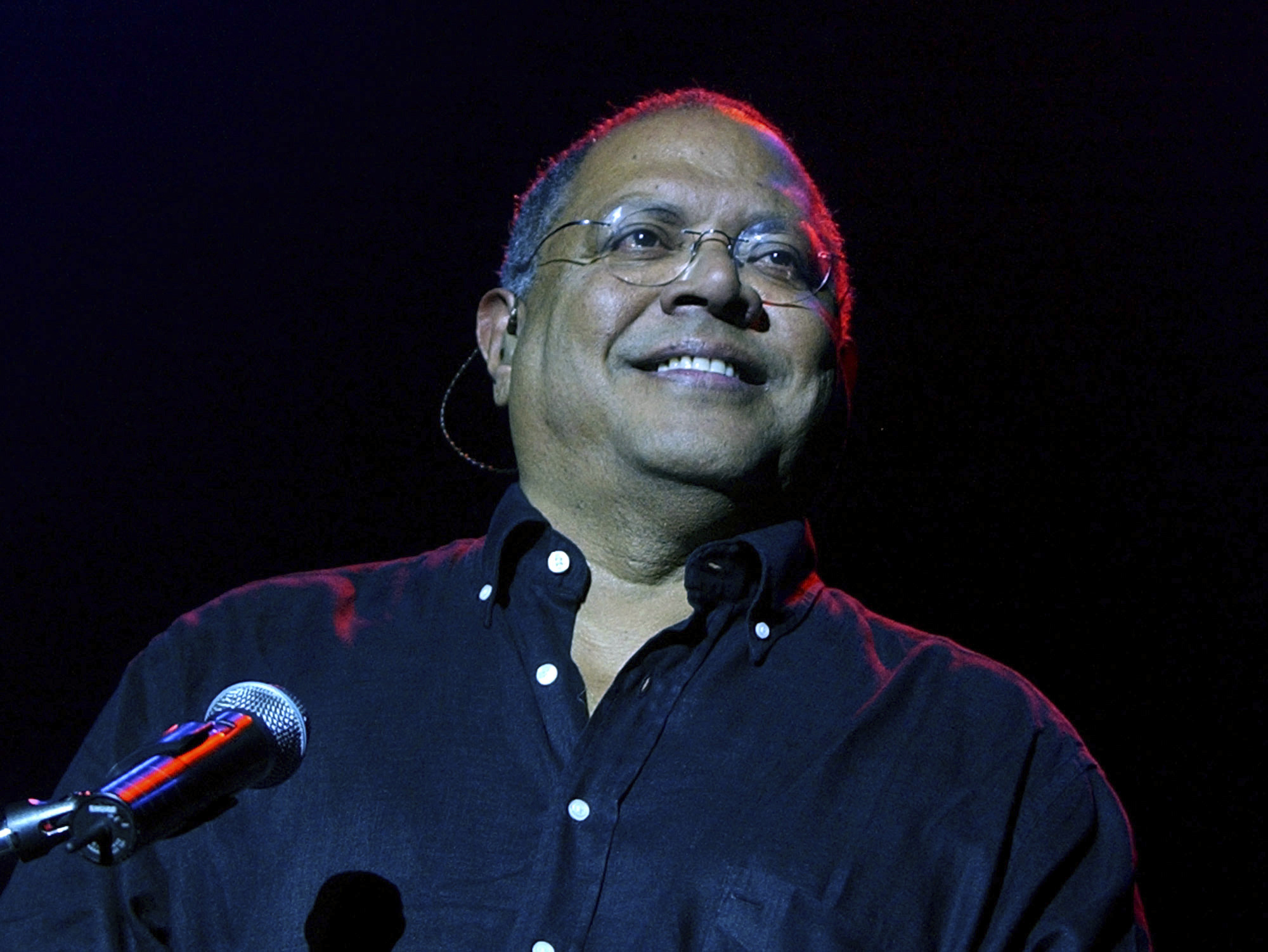 El cantautor cubano Pablo Milans, durante un concierto de 2004.