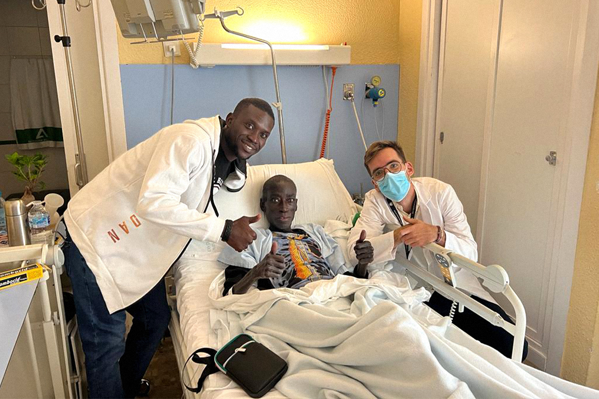Cheik Mboup junto a su padre, Ablaye Mboup, y el cardilogo del enfermo, Rafael Bravo, este martes.