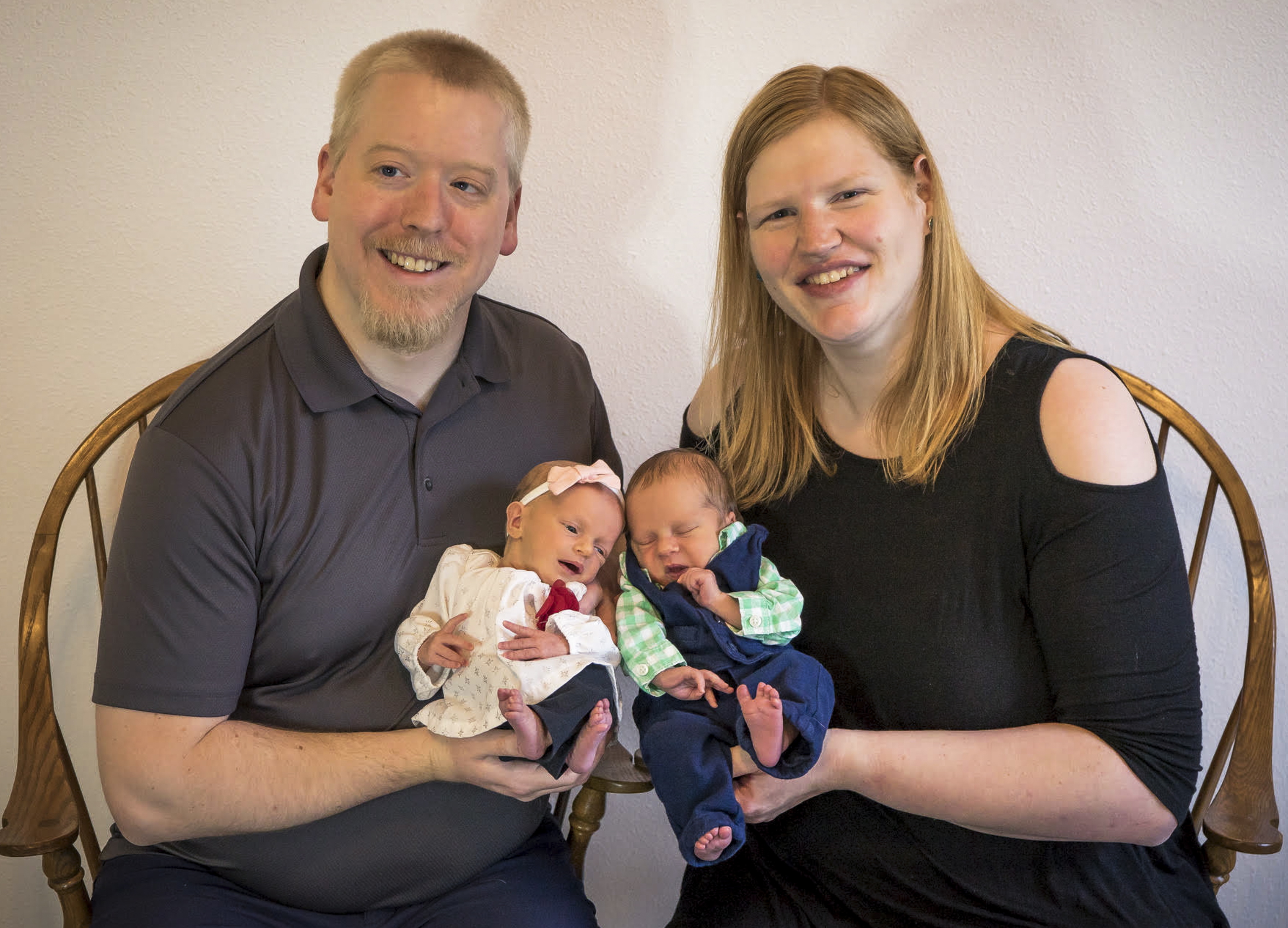 Rachel y Philip Ridgeway, con sus bebés recién nacidos.