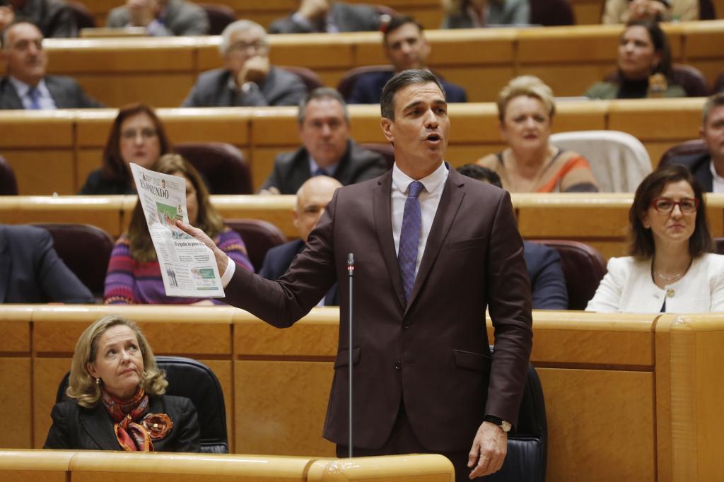 La bancada socialista aplaude a Pedro Sánchez en el Senado.