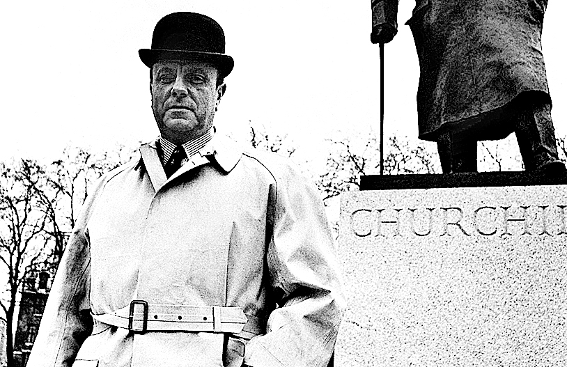 Manuel Fraga, junto a la escultura de Churchill en los jardines de la Abadía de Westminster, en 1973.