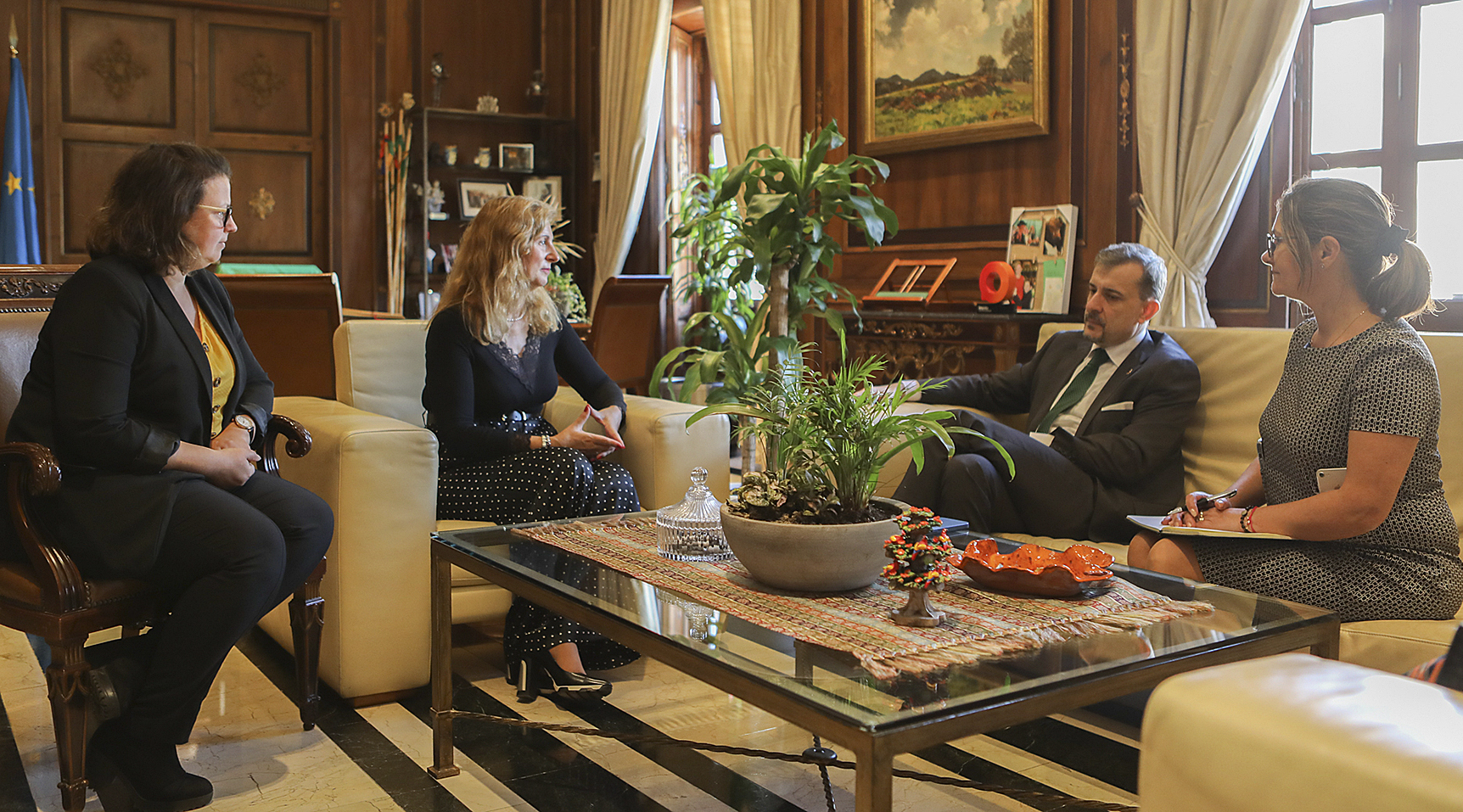 La concejala M�nica Barab�s, con la alcaldesa de Castell�n, durante la recepci�n al embajador de Ruman�a.