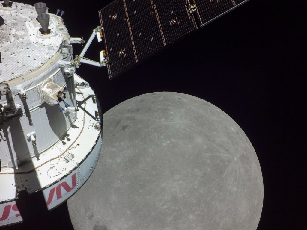 La nave 'Orión', durante el acercamiento a la Luna