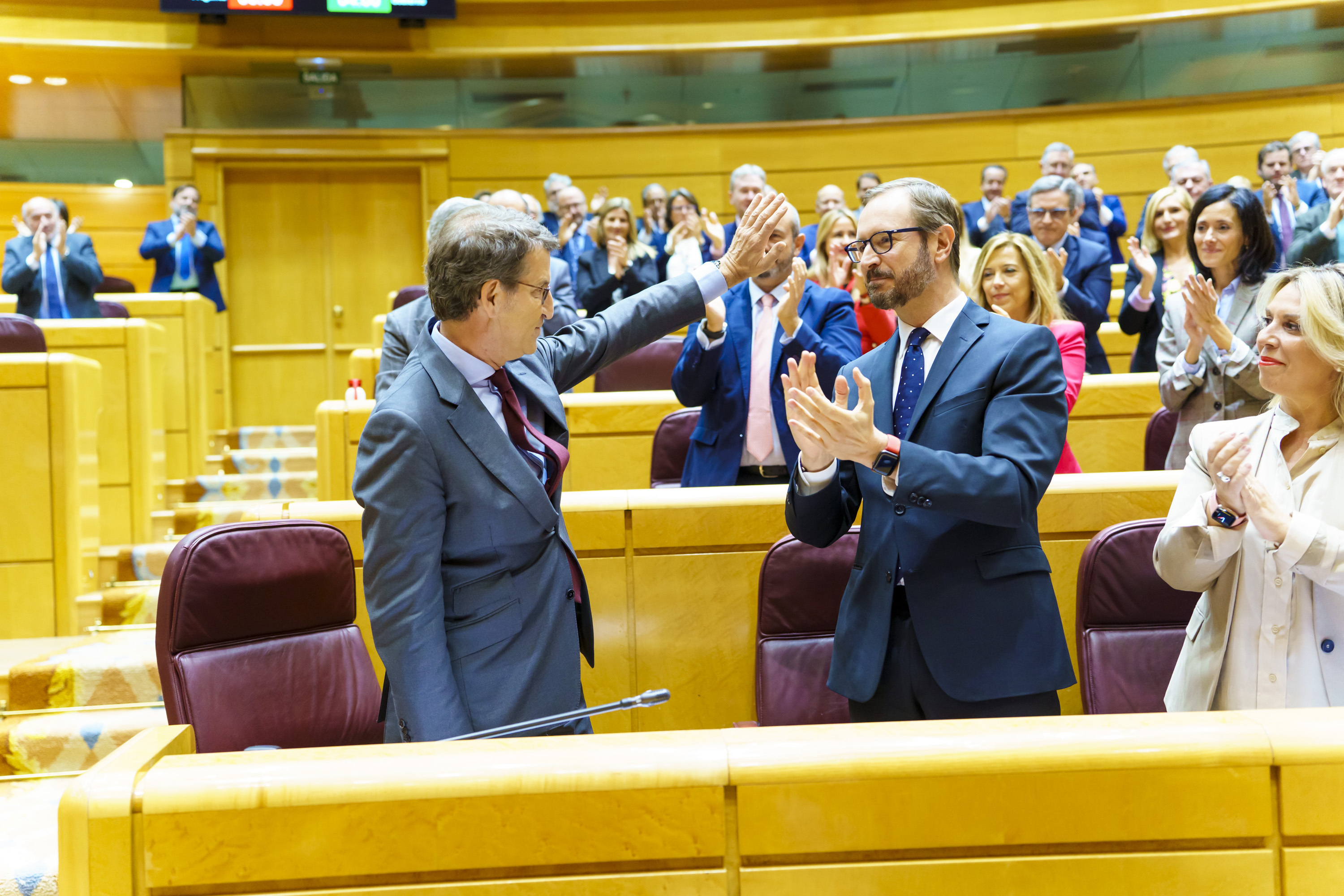 Alberto Núñez Feijóo saluda a la bancada 'popular', en el Senado.