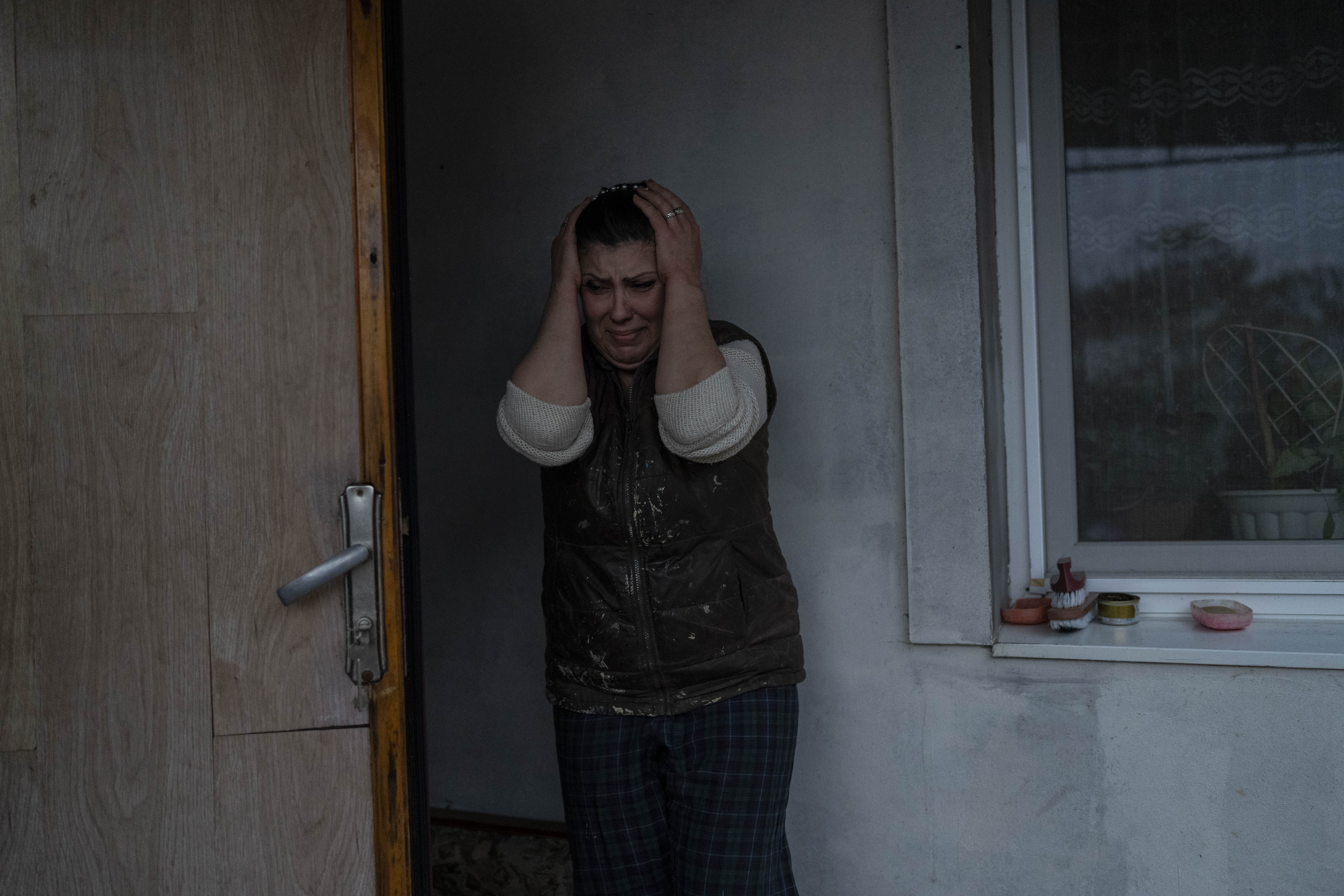 Una mujer se echa las manos a la cabeza durante un bombardeo en Jers