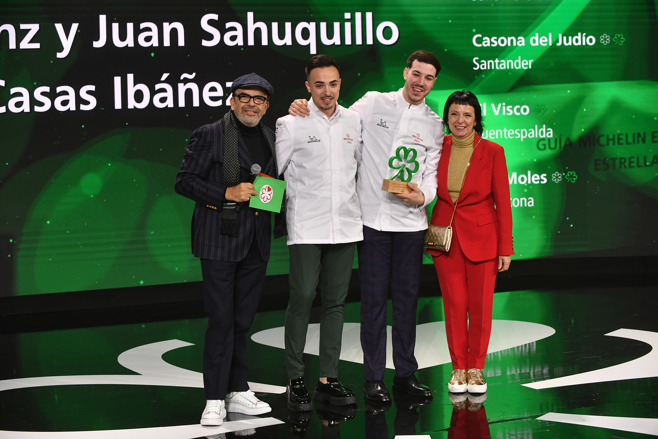 Jesús Sánchez (Cenador de Amòs) y Fina Puigdevall (Les Clos) entrega la estrella verde a los chefs de Oba (Casas-Ibáñez, Albarcete).