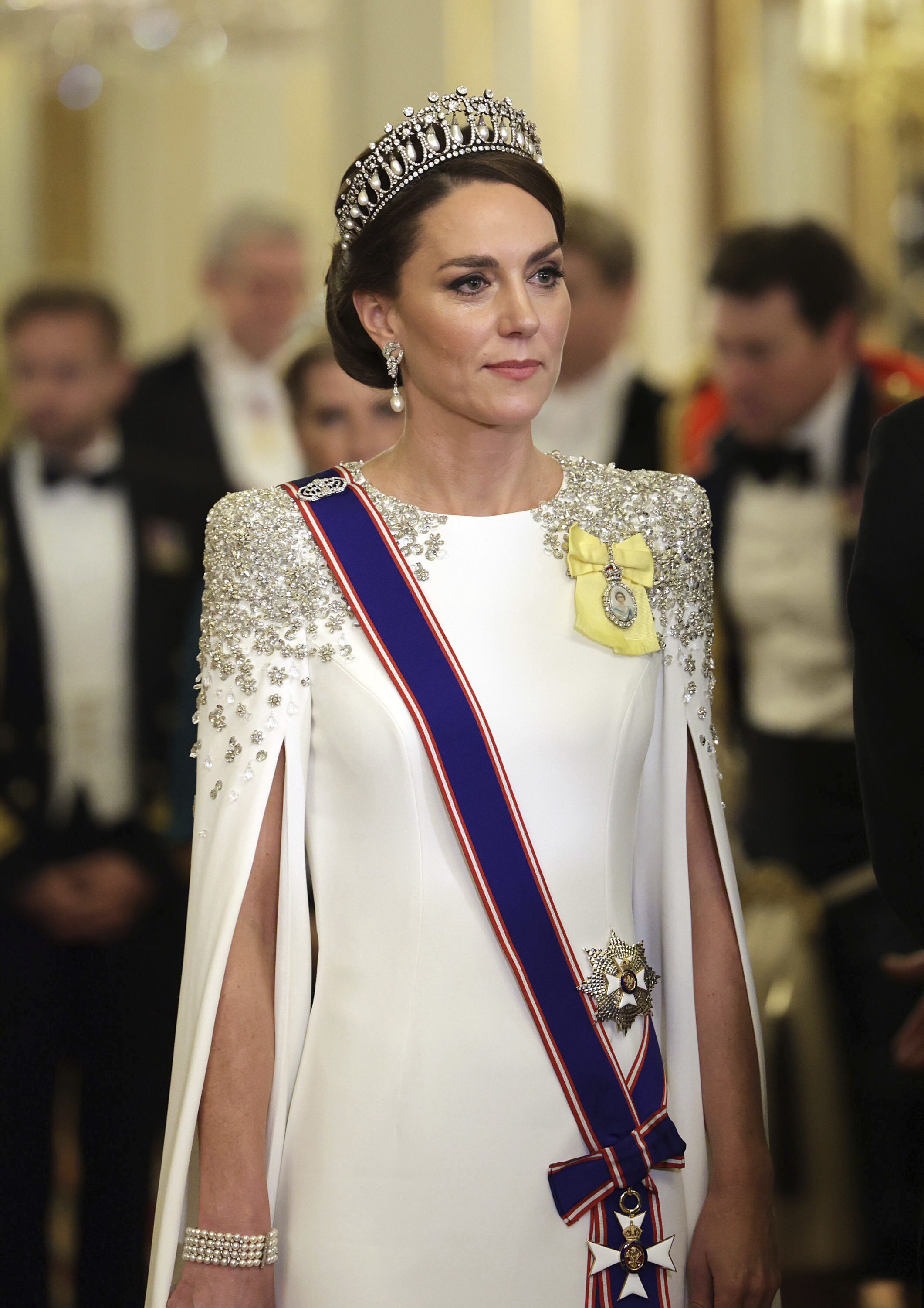 ALT: Kate Middleton, de gala por primera vez como princesa de Gales, con la tiara favortia Lady Di y vestido capa