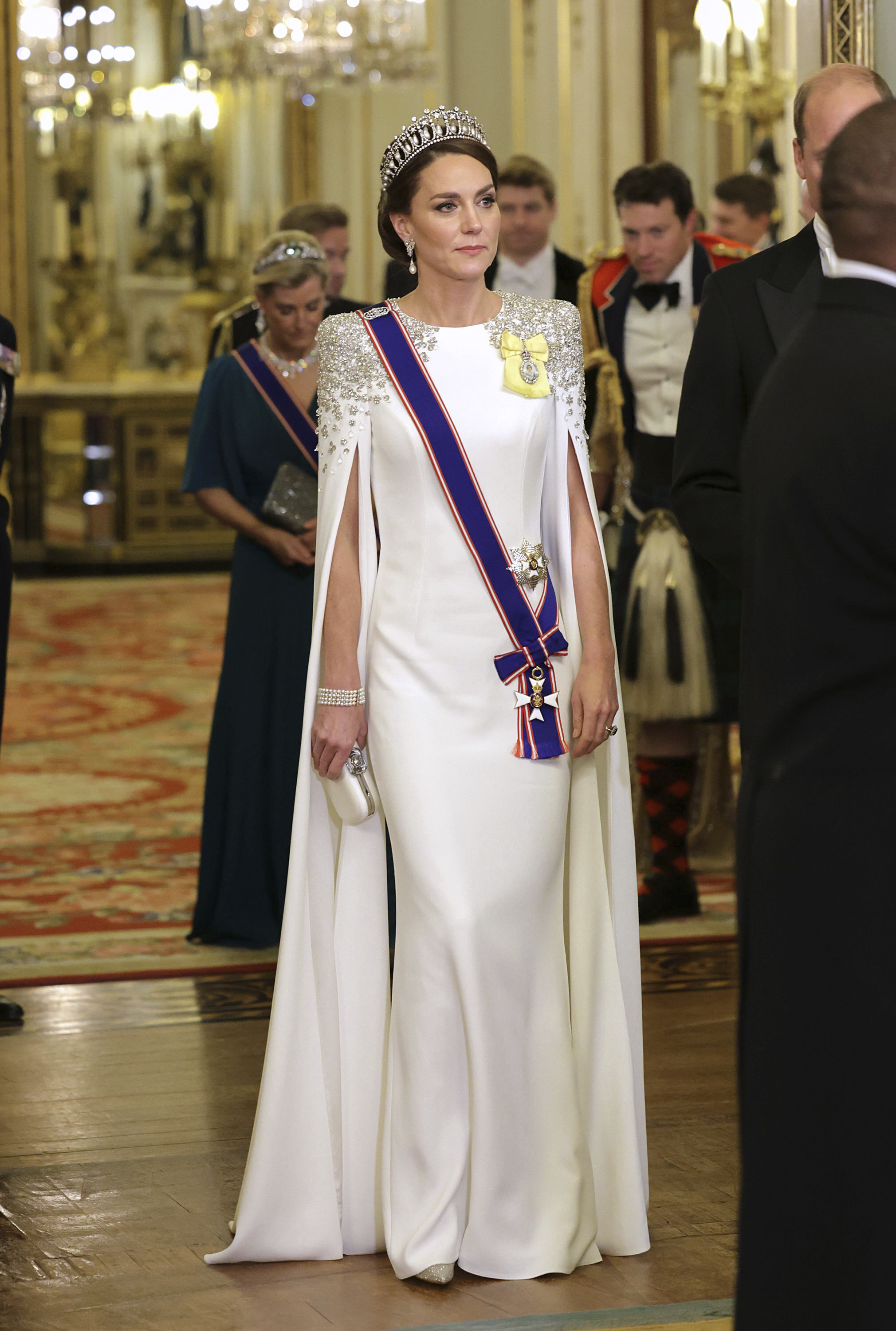 ALT: Kate Middleton, de gala por primera vez como princesa de Gales, con la tiara favortia Lady Di y vestido capa
