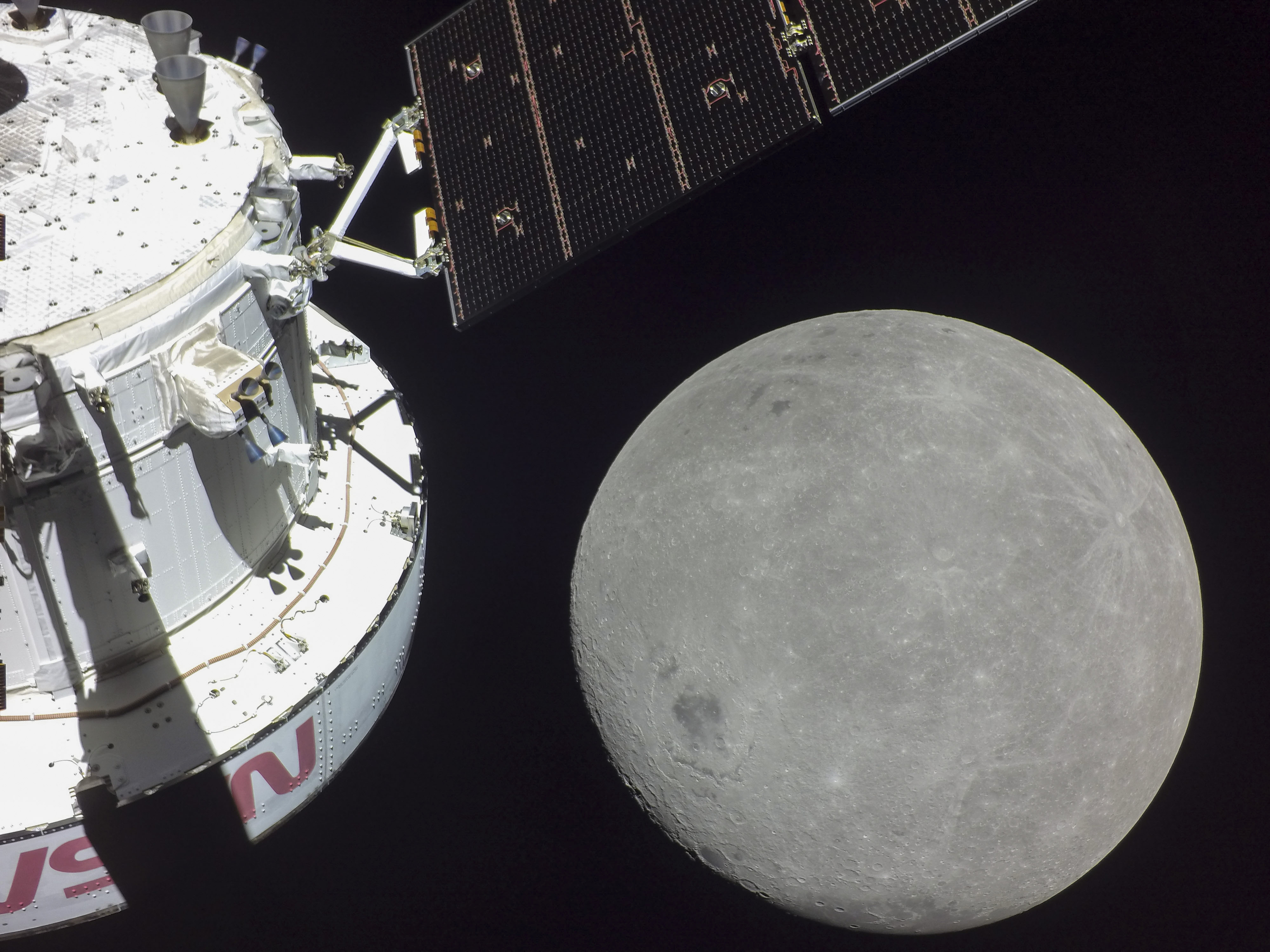 La cpsula 'Orin' acercndose con xito a 130 kilmetros de la Luna.