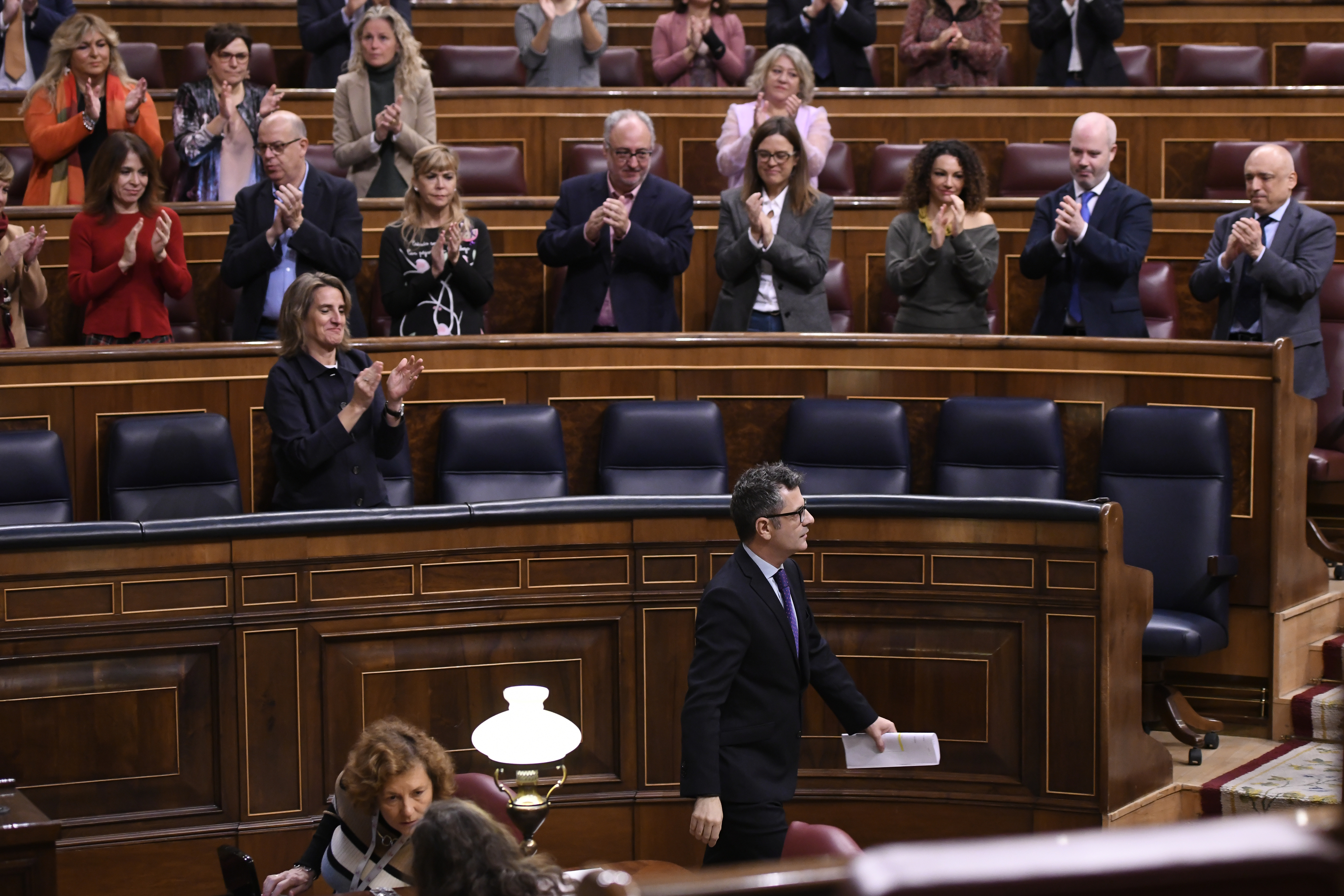 Félix Bolaños, aplaudido por diputados socialistas y de Unidas Podemos tras su intervención.