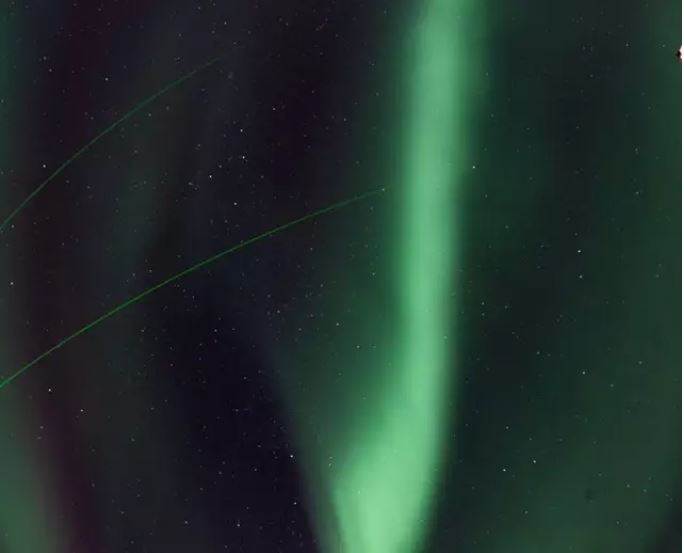 Trayectoria de los cohetes hacia la aurora boreal.