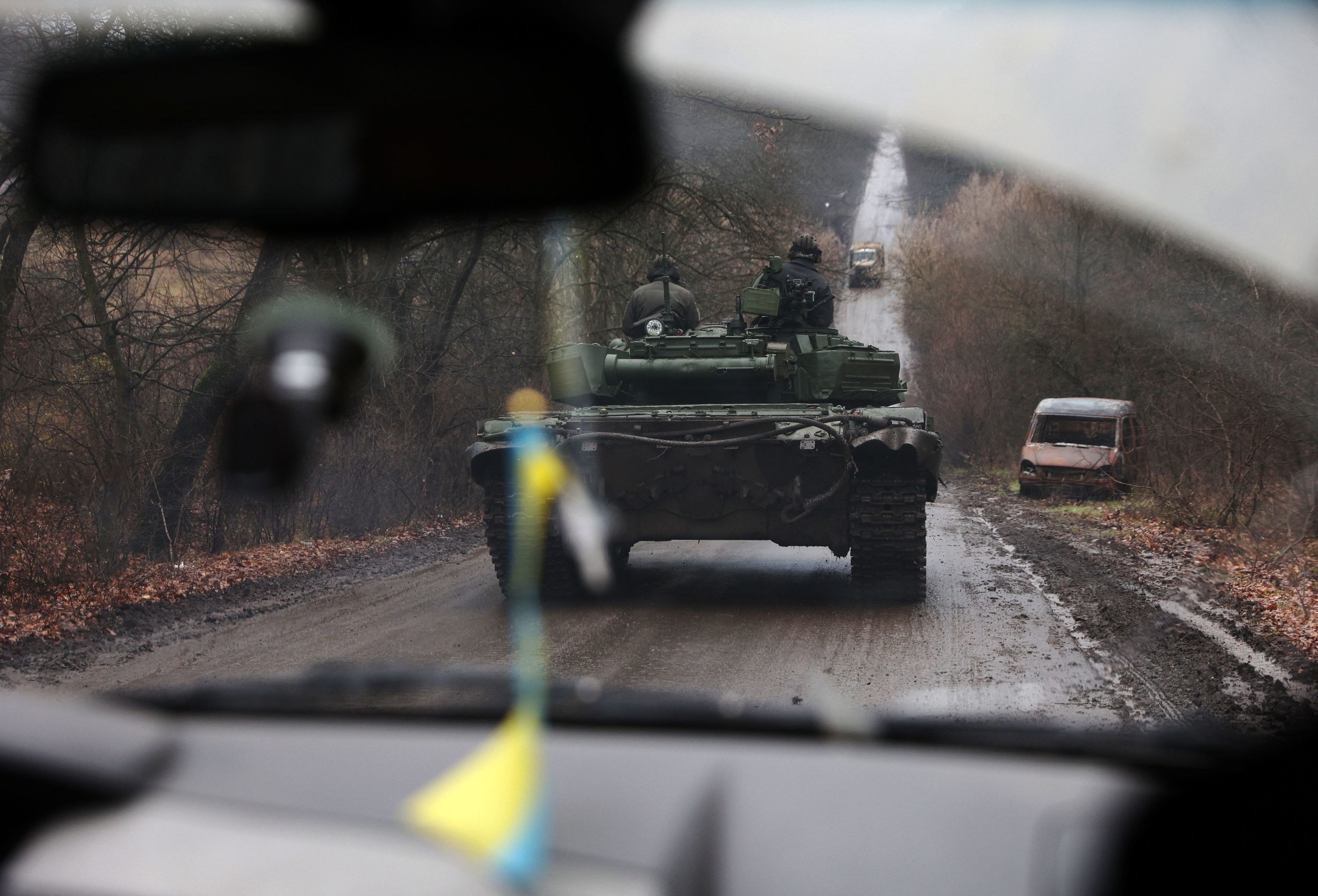 Soldados ucranianos conducen un tanque al este del pa