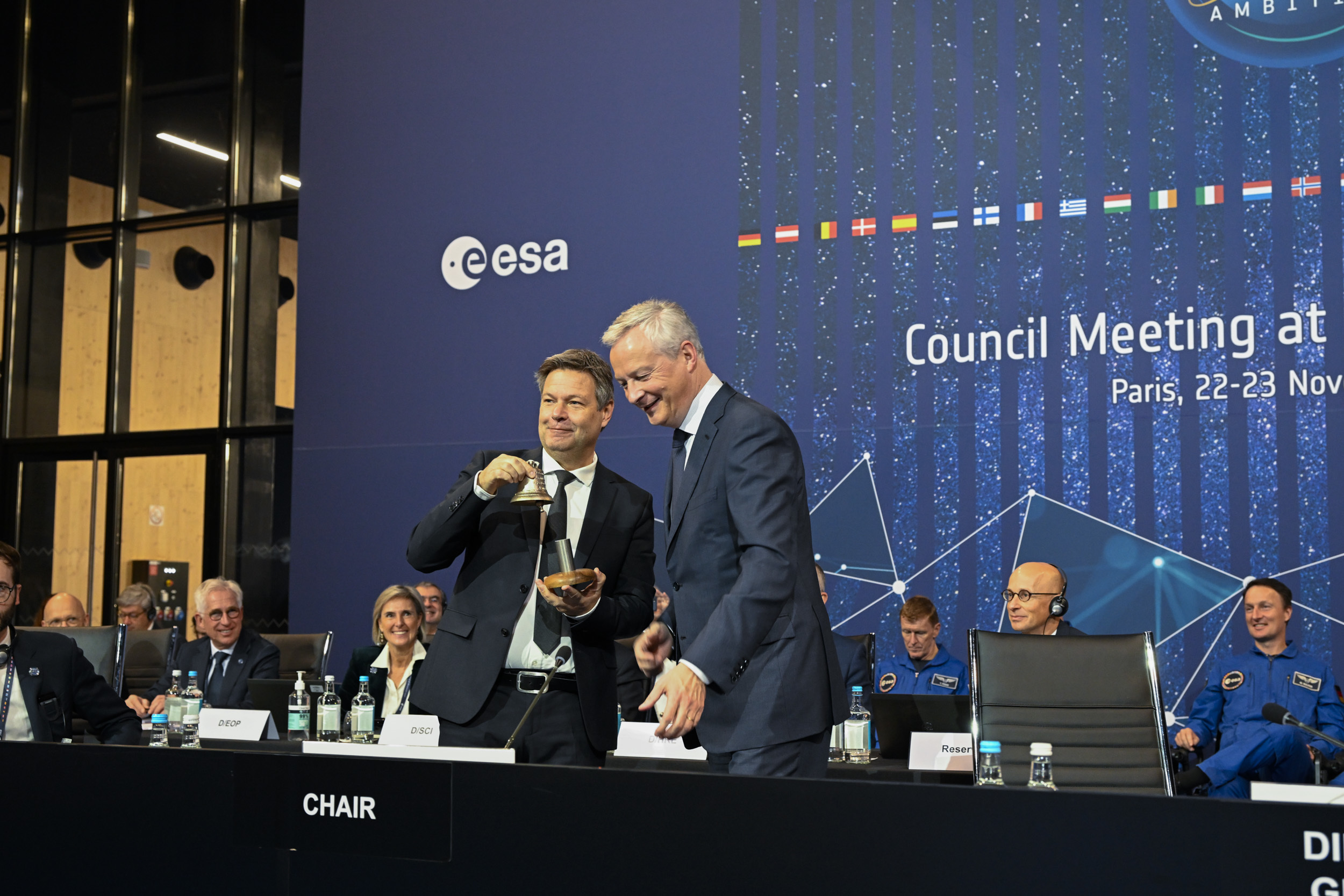 El ministro alemán Habeck toca la campana como presidente de la cumbre de la ESA
