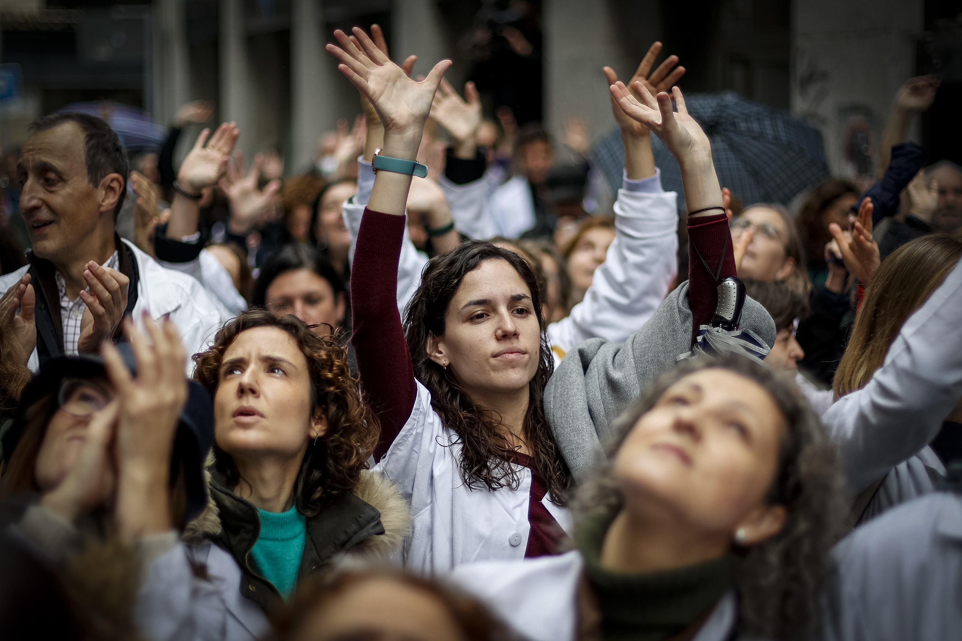 Sanitarios durante la concentración promovida por el sindicato médico Amyts, convocantes de la huelga de médicos y pediatras en la Atención Primaria de Madrid, este miércoles ante la Consejería de Sanidad.