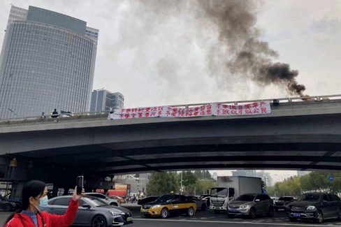 China empieza a rebelarse contra el ‘Covid cero’:  violentas protestas en la mayor fábrica de iPhone del mundo
