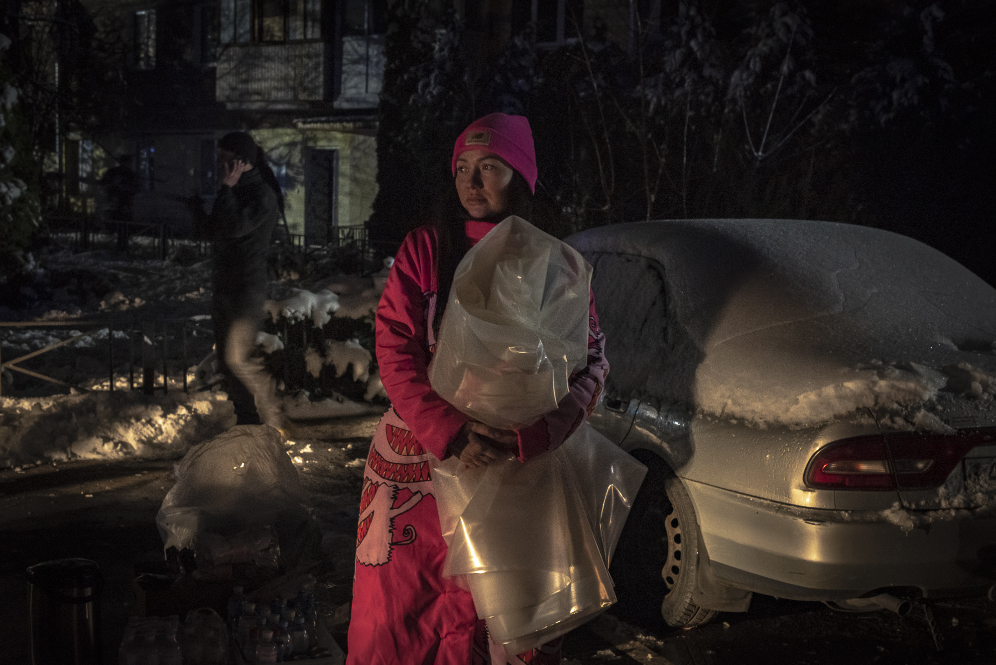 Una mujer con plásticos para tapar las ventanas rotas en Kiev.