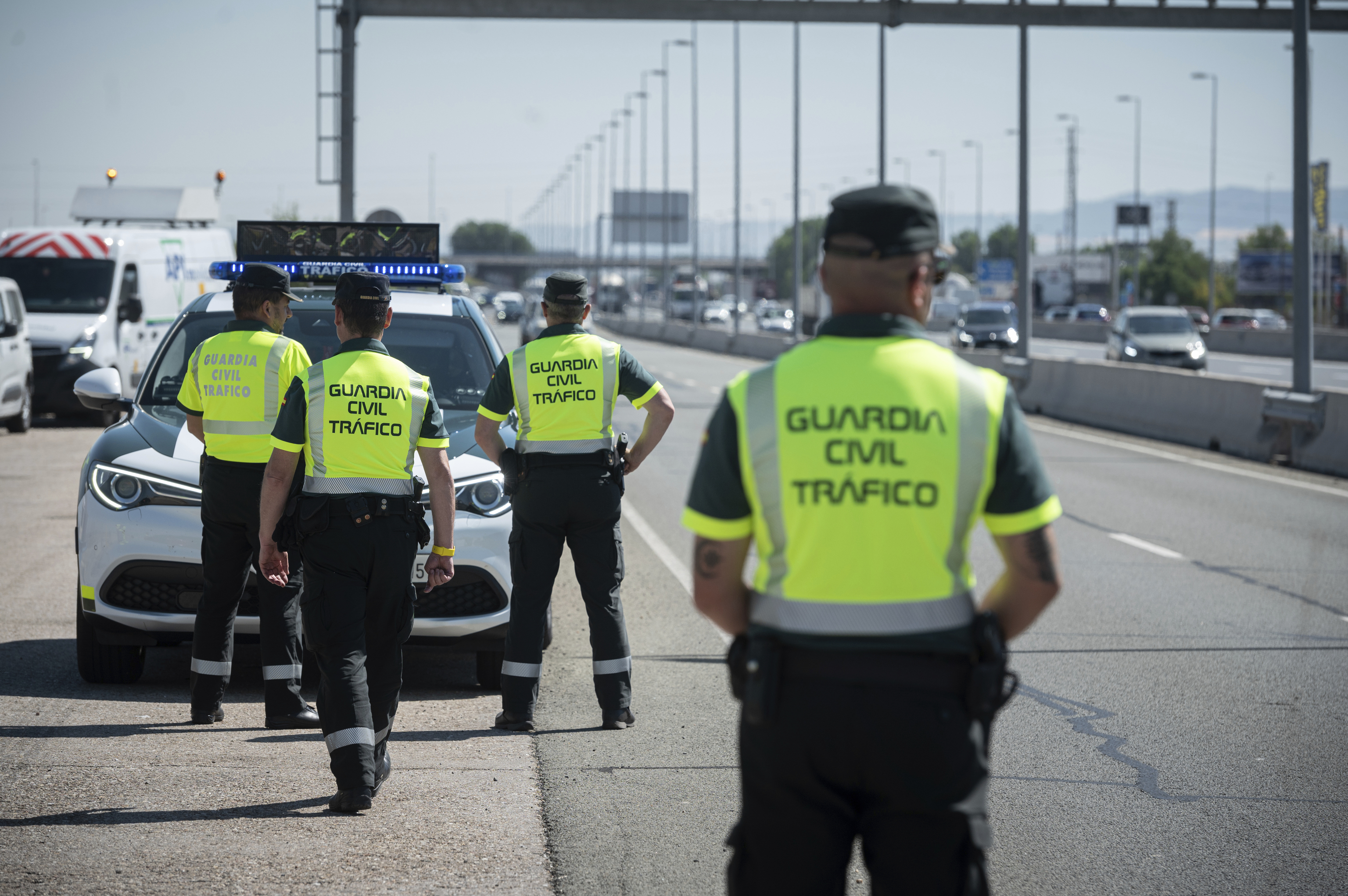 Varios agentes de la Guardia Civil, durante la presentacin a los medios de comunicacin en la autova de Barcelona (A2), sentido Madrid, de la campaa de control y sensibilizacin de la DGT sobre excesos de velocidad que se llevar a cabo hasta el prximo da 10.