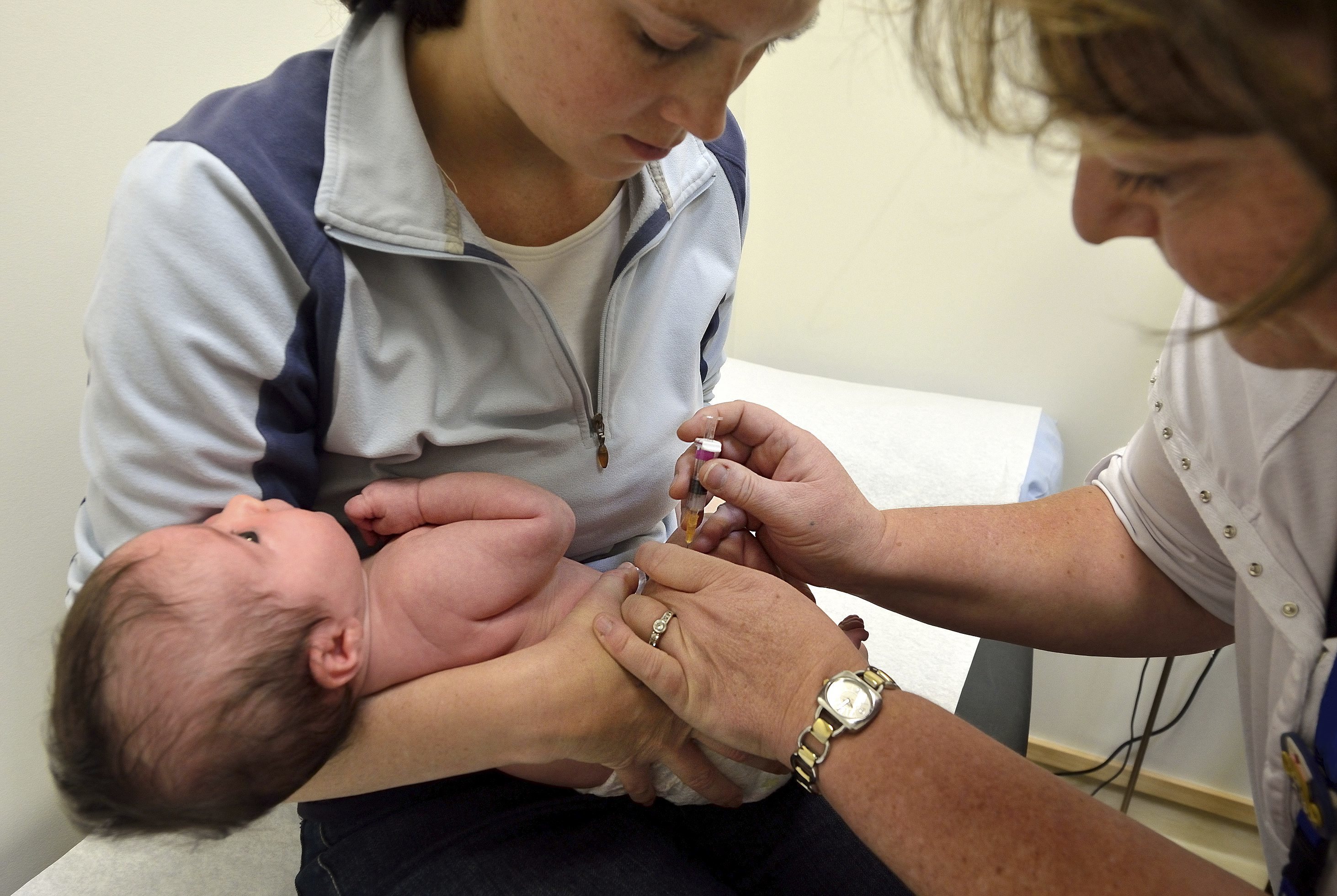 Un beb es vacunado en un centro hospitalario.